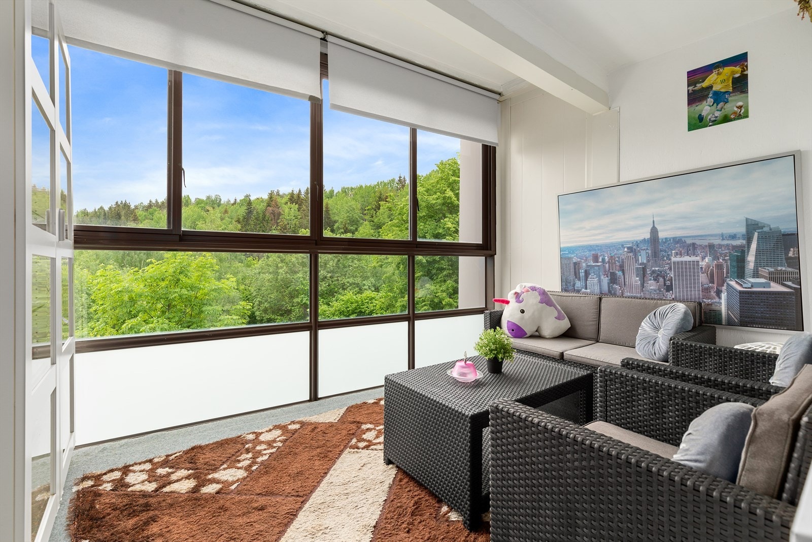 Fra stuen er det utgang til innglasset balkong som fungerer som en fin forlenger til stuen Galleribilde