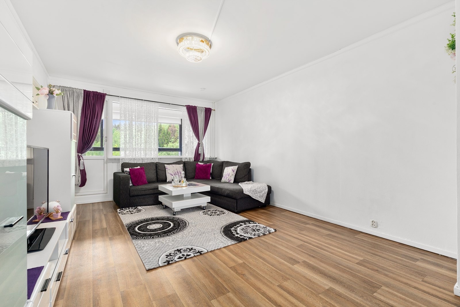 Romslig og trivelig stue med god plass til sofa og tilhørende møblement Galleribilde