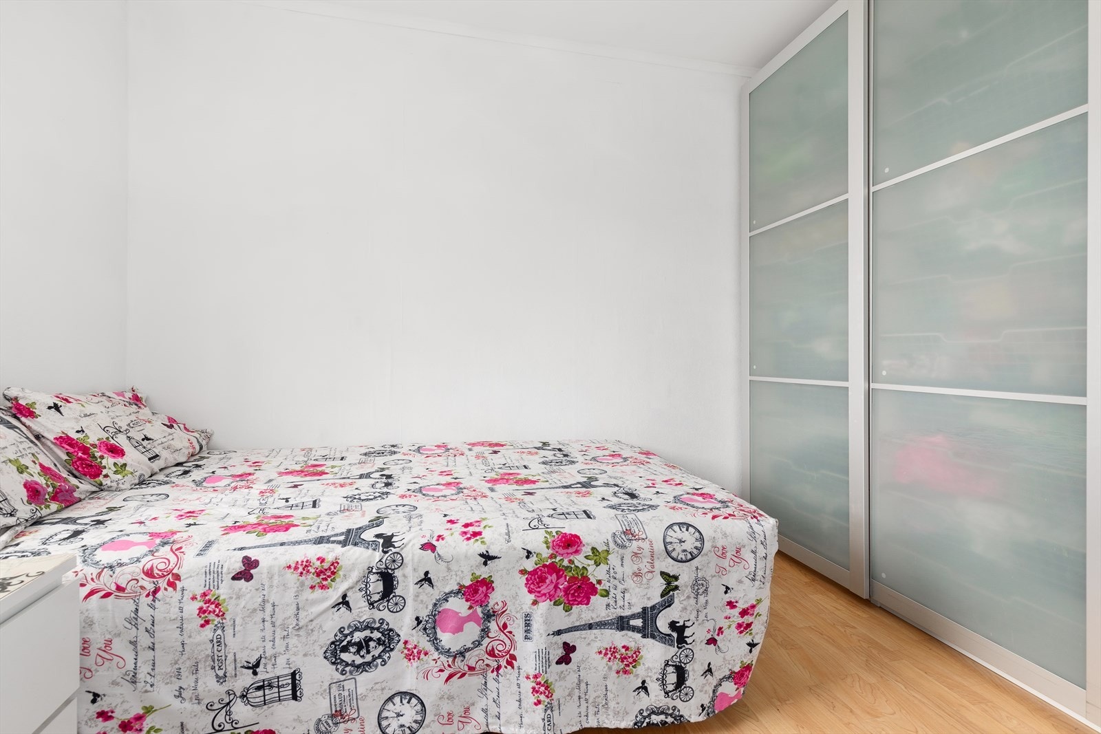 Soverommet har skyvedørsgarderobe med god oppbevaringsplass Galleribilde