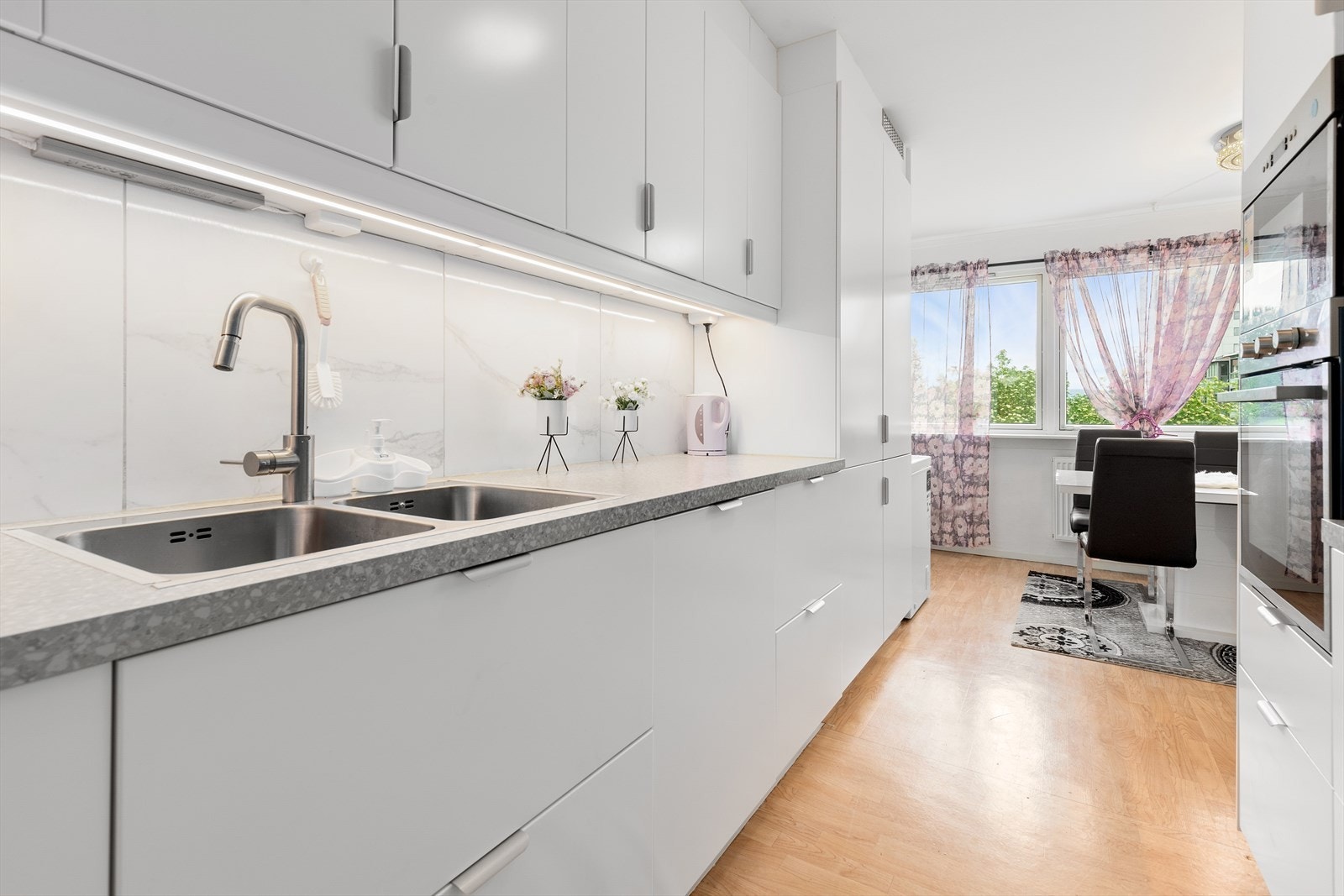 Kjøkkenet har helintegrerte hvitevarer Galleribilde