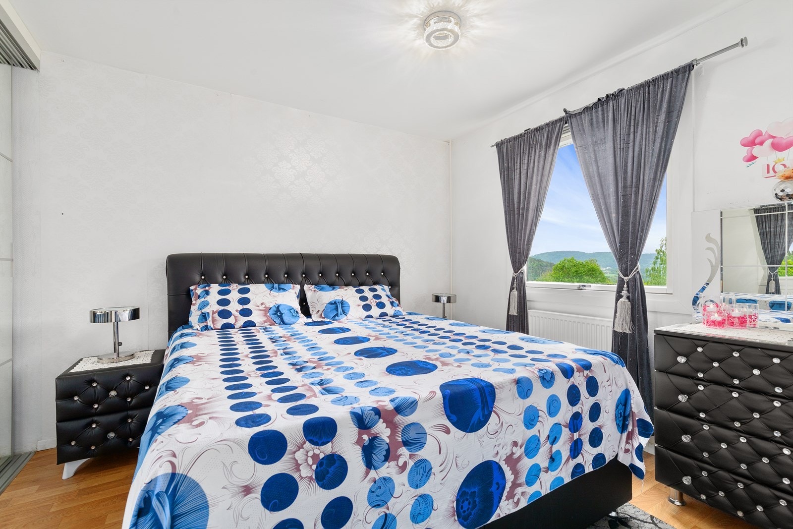 Leiligheten har 2 romslige soverom Galleribilde