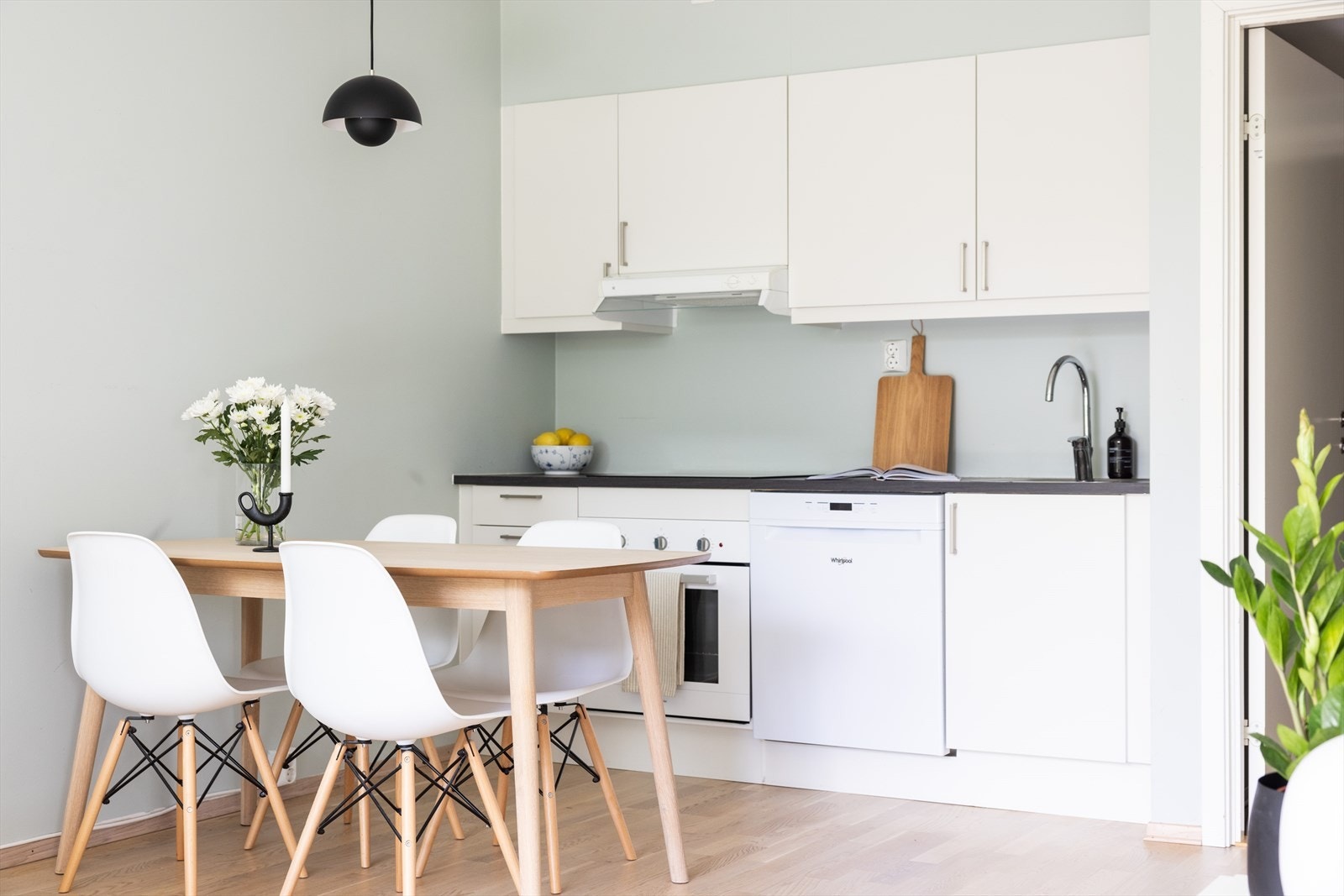 Kjøkkenet har et moderne preg og består av hvite, glatte fronter og benkeplate av laminat med nedfelt vaskekum. Galleribilde