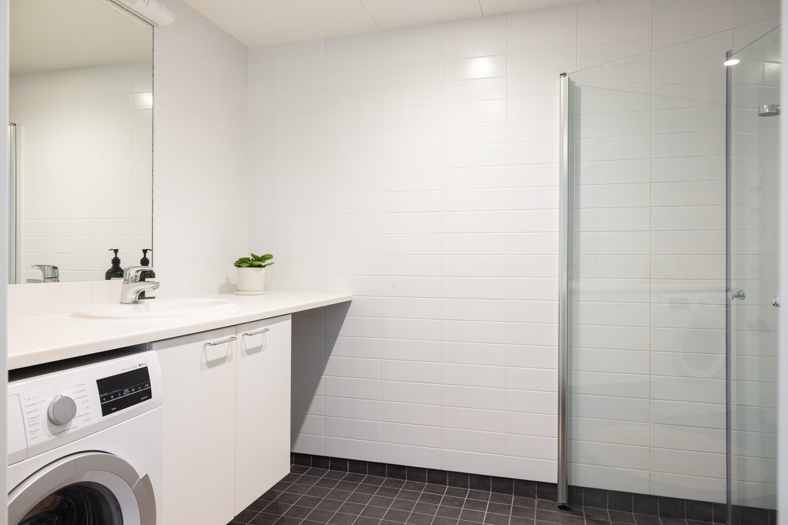 Pent, flislagt baderom med elektrisk gulvvarme. Galleribilde