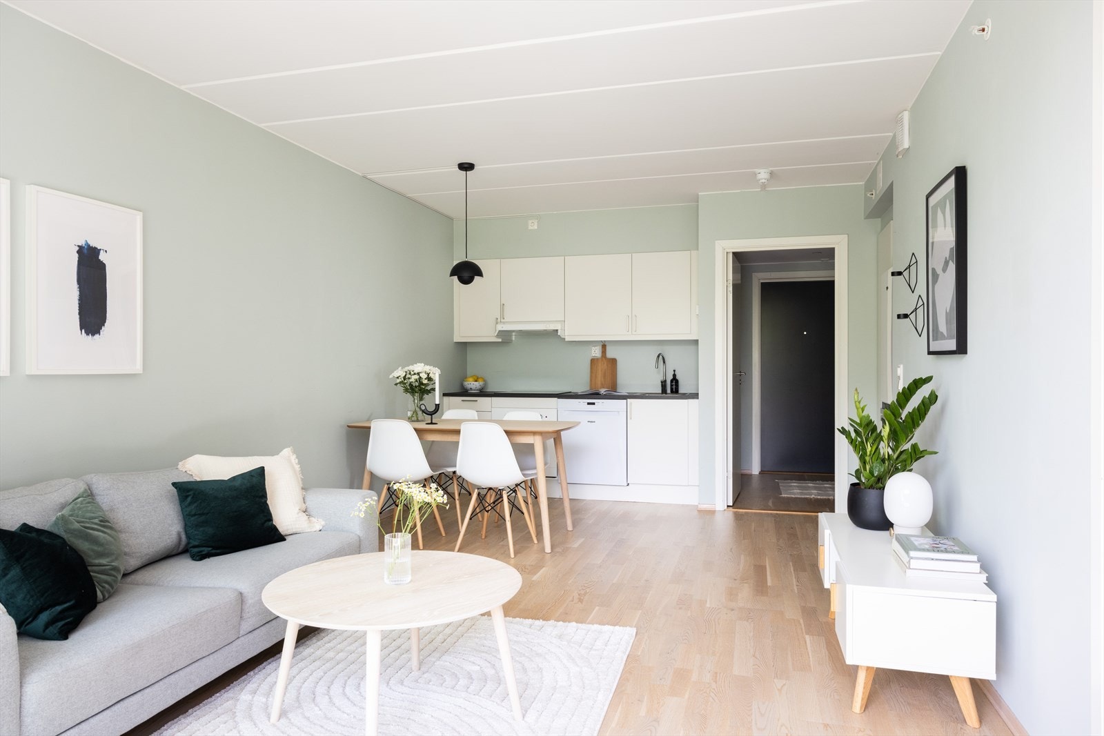 Planløsningen er tilpasset på en meget god måte med plass til både sofagruppe, spiseplass og tilhørende møbler. Galleribilde