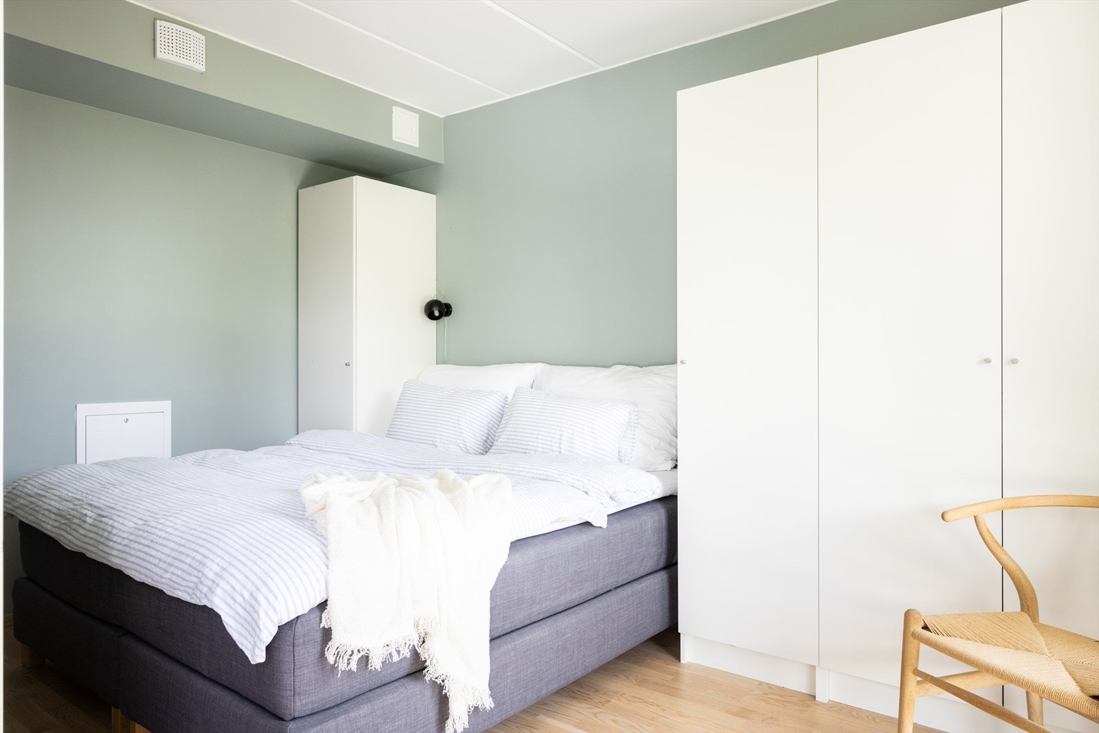 Romslig soverom med god plass til dobbeltseng og øvrige møbler. Galleribilde