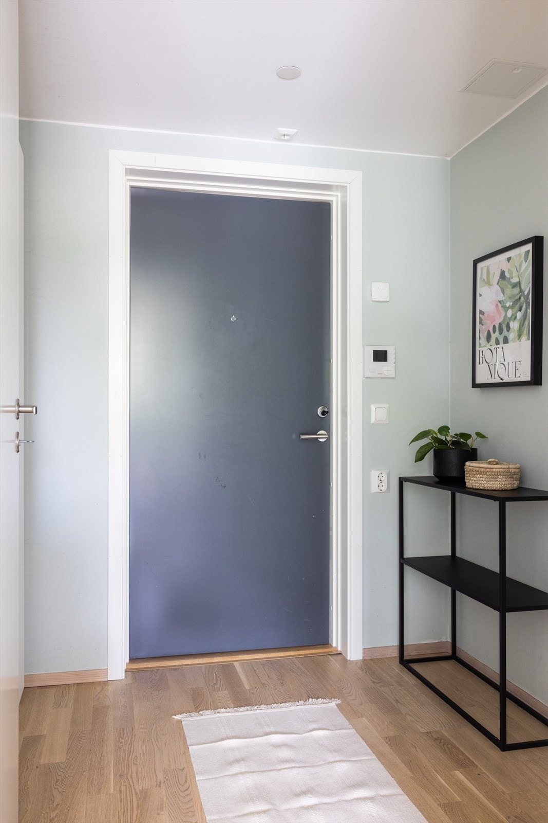 Velkommen inn! Leiligheten har en lys og åpen entré som gir et umiddelbart godt førsteinntrykk. Her er det god plass til å henge fra seg yttertøy og sko. Galleribilde