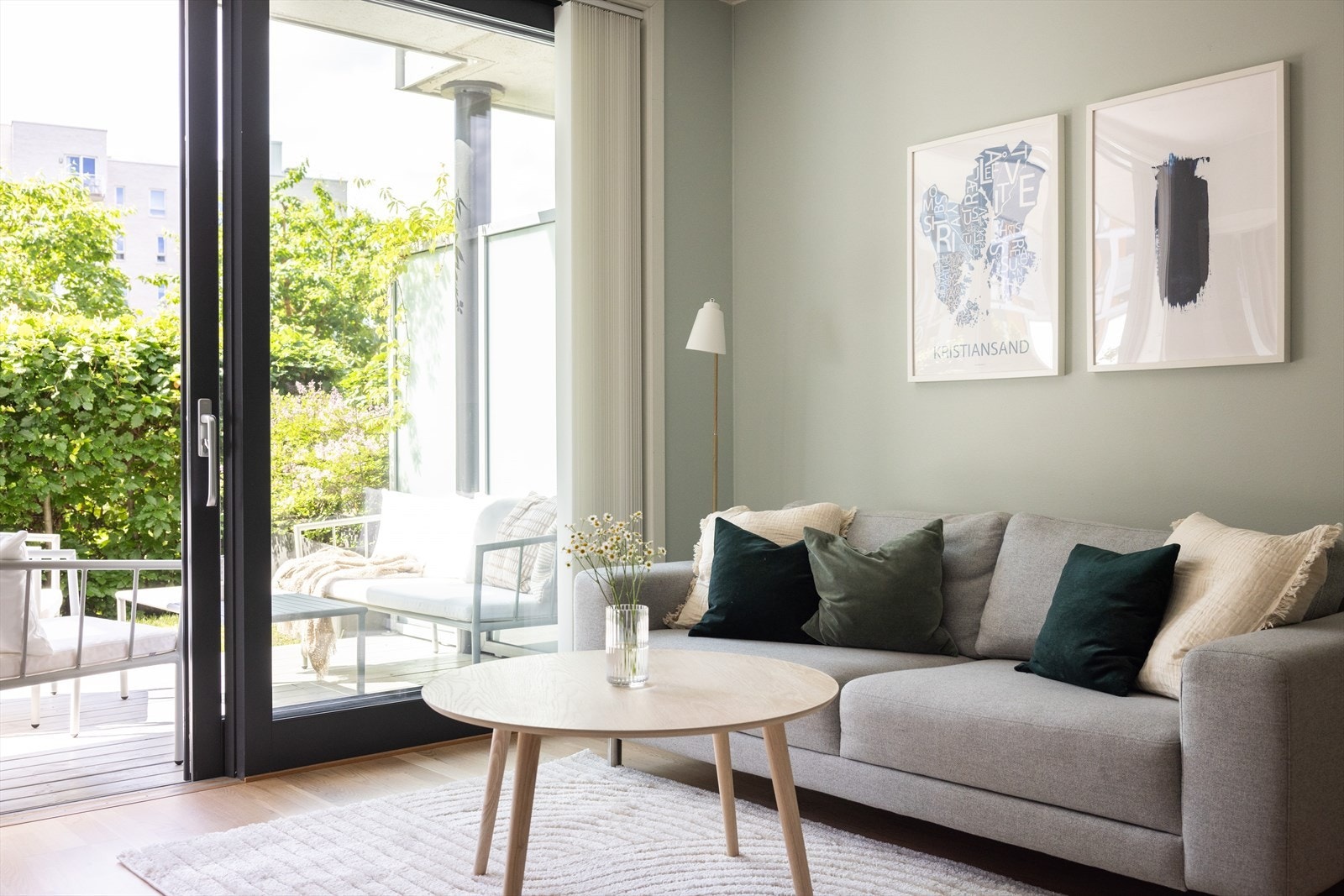 Stuen er lys og luftig med store vindusflater som sørger for et rikelig innslipp av naturlig lys og god kontakt med de grønne omgivelsene utenfor. Galleribilde