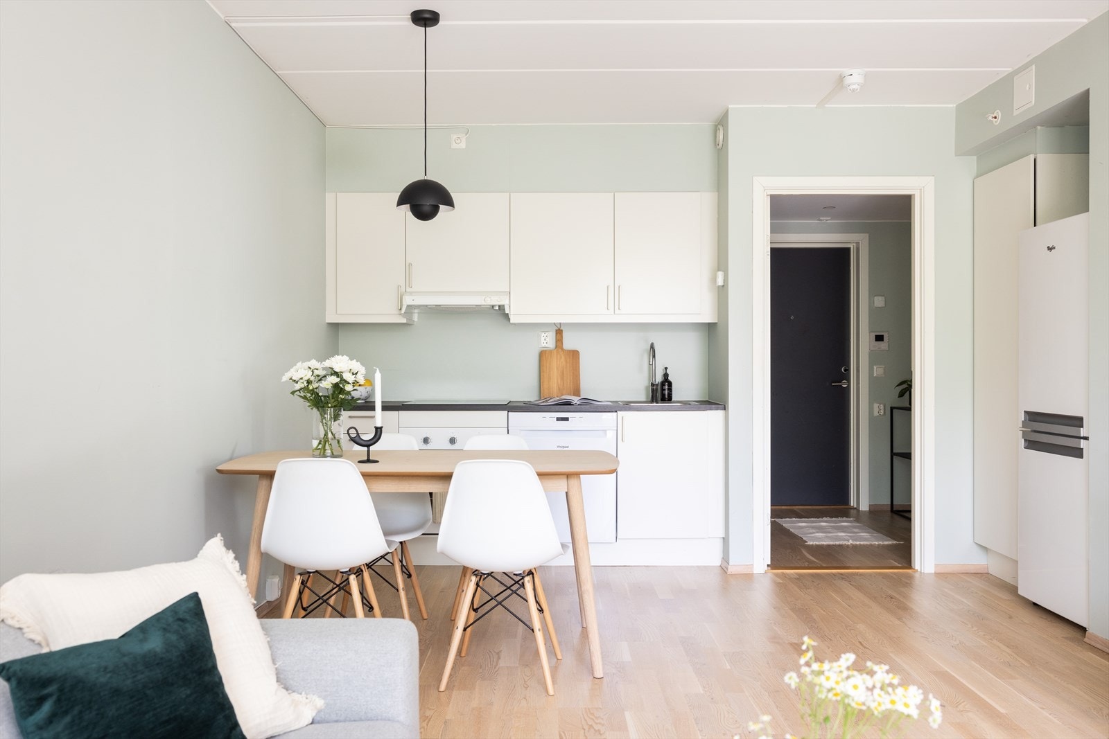 Kjøkkenet ligger i en åpen løsning mot stue og skaper en sosial atmosfære. Galleribilde