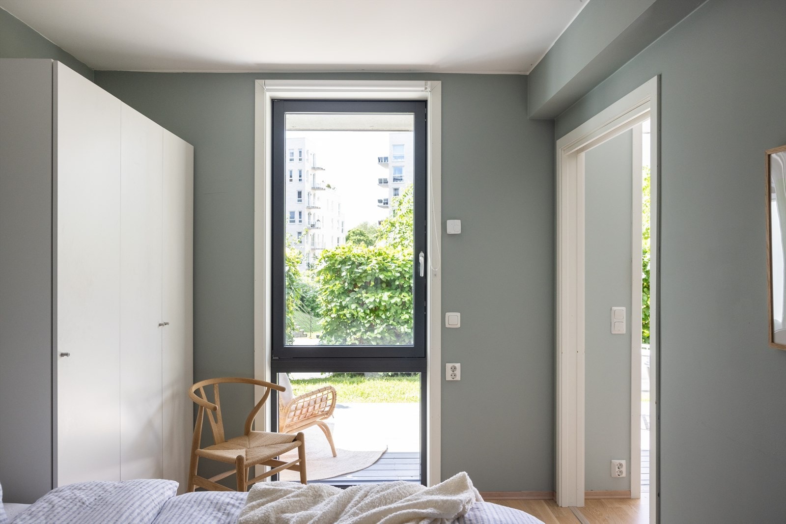 Overflatene er malt i en delikat grønntone som skaper en lun stemning. Galleribilde