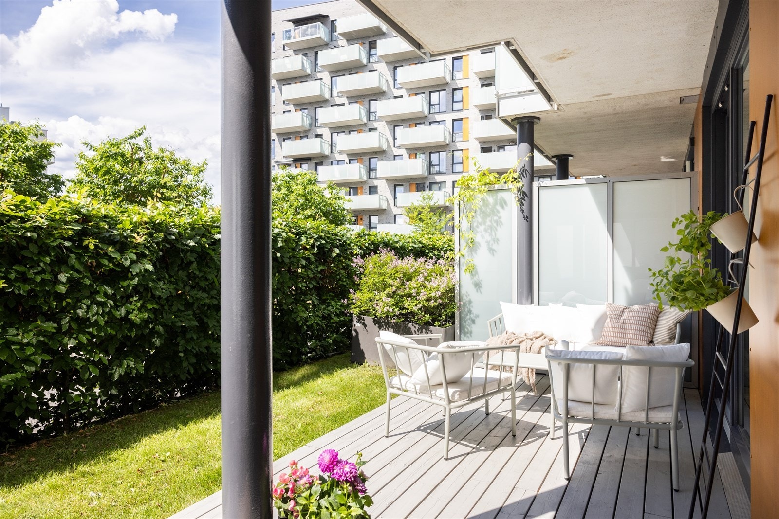 Terrassen er romslig og kan naturlig deles inn i ulike soner med utemøbler, grill og beplantning. Galleribilde