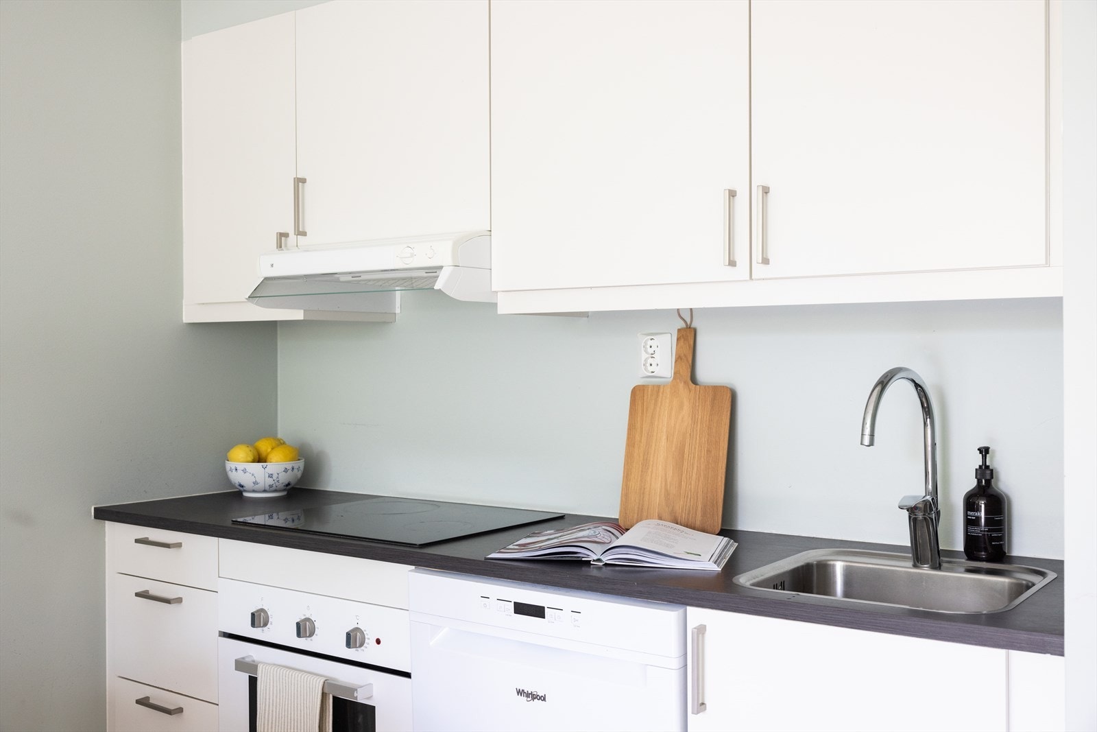 Videre er det utstyrt med integrert koketopp og stekeovn, samt opplegg for oppvaskmaskin og frittstående kjøleskap. Galleribilde