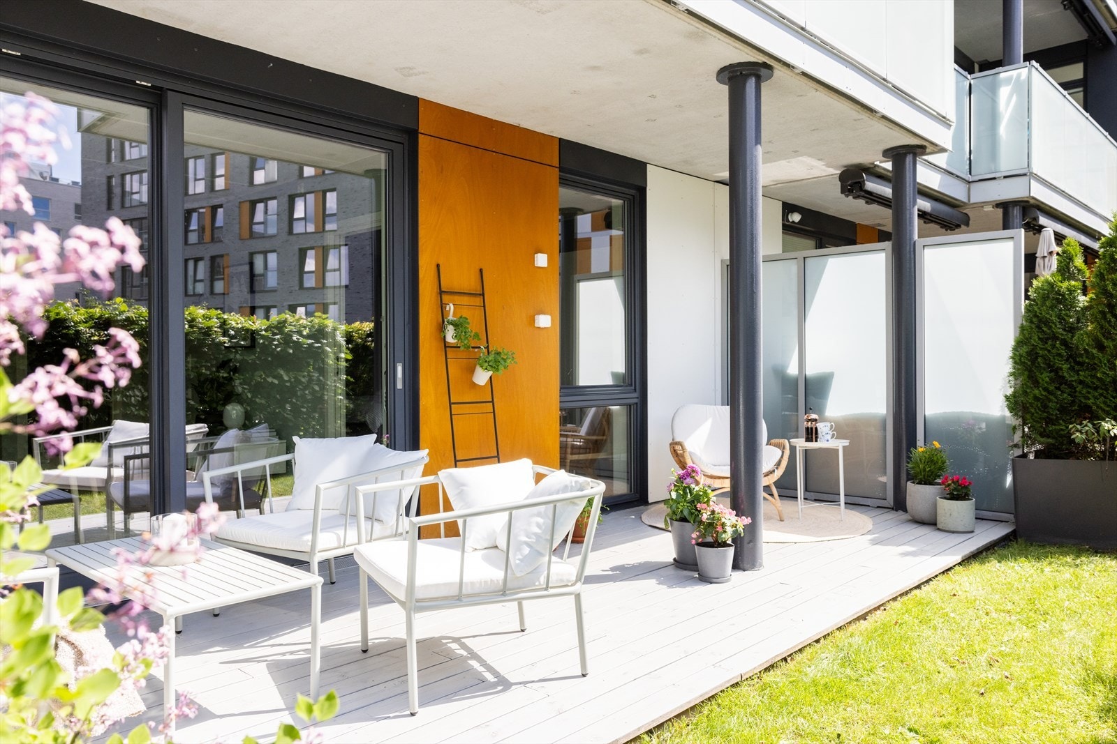 En moderne 2-roms leilighet med solrik markterrasse på 15 kvm og attraktiv beliggenhet i Nydalen. Galleribilde