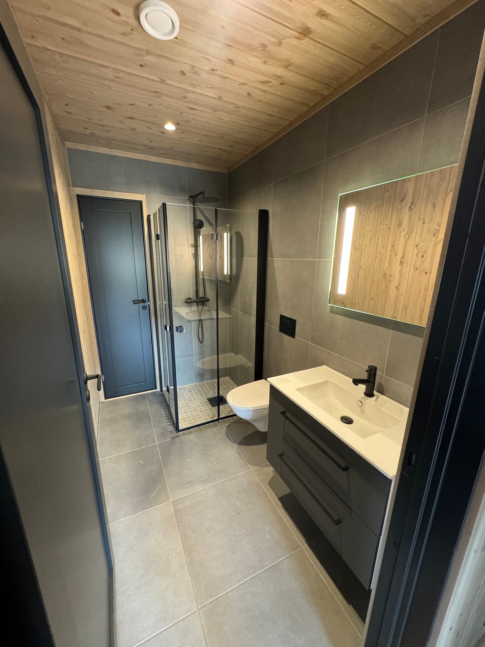 Bad nr.2 med samme møblering/materialvalg som bad tilhørende Master bedroom. Her ser vi dør inn til teknisk rom Galleribilde