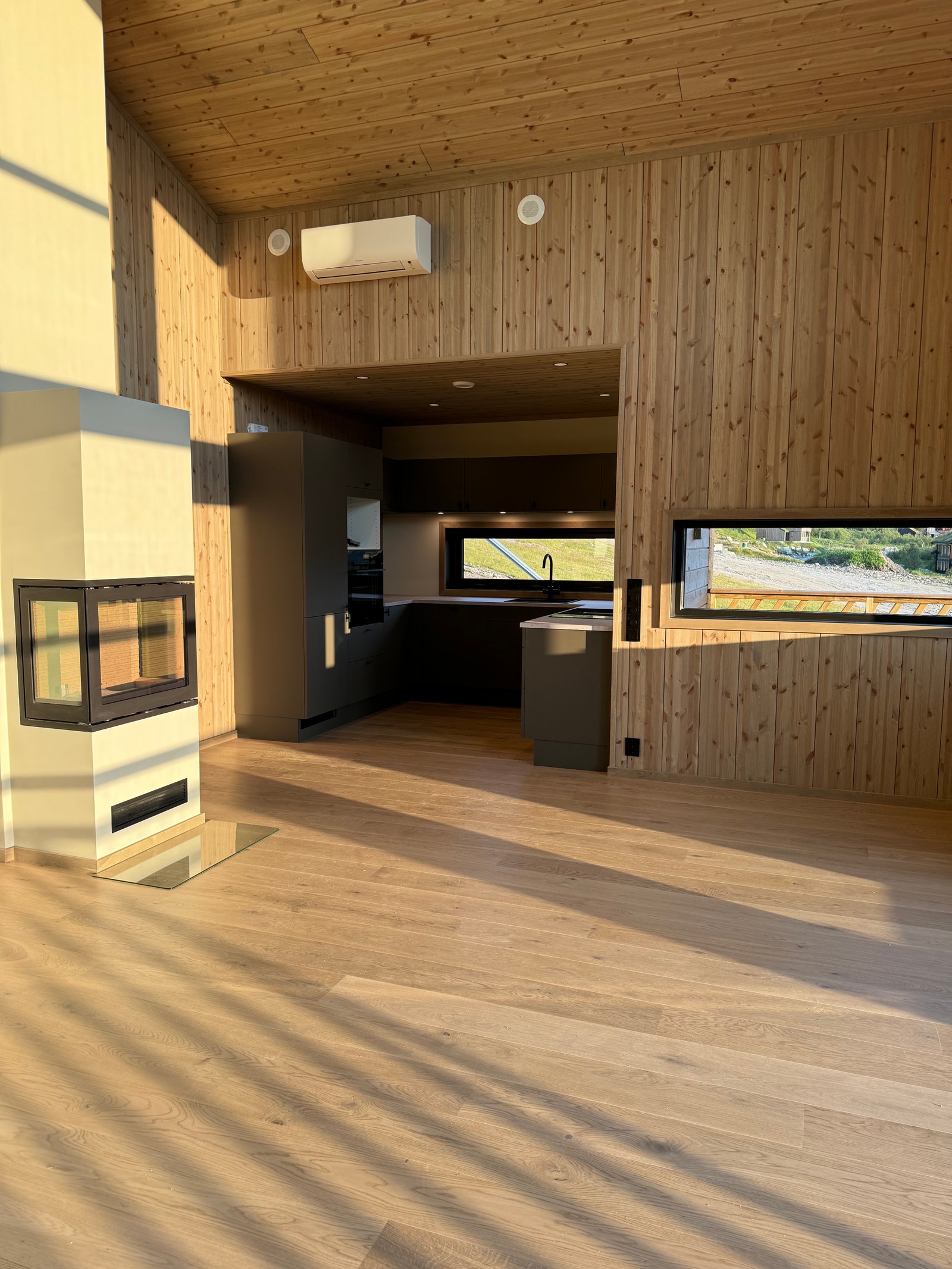 Fra stue i 2.etg, med kjøkken plassert i egen avdeling. Varmepumper installert i alle leiligheter Galleribilde