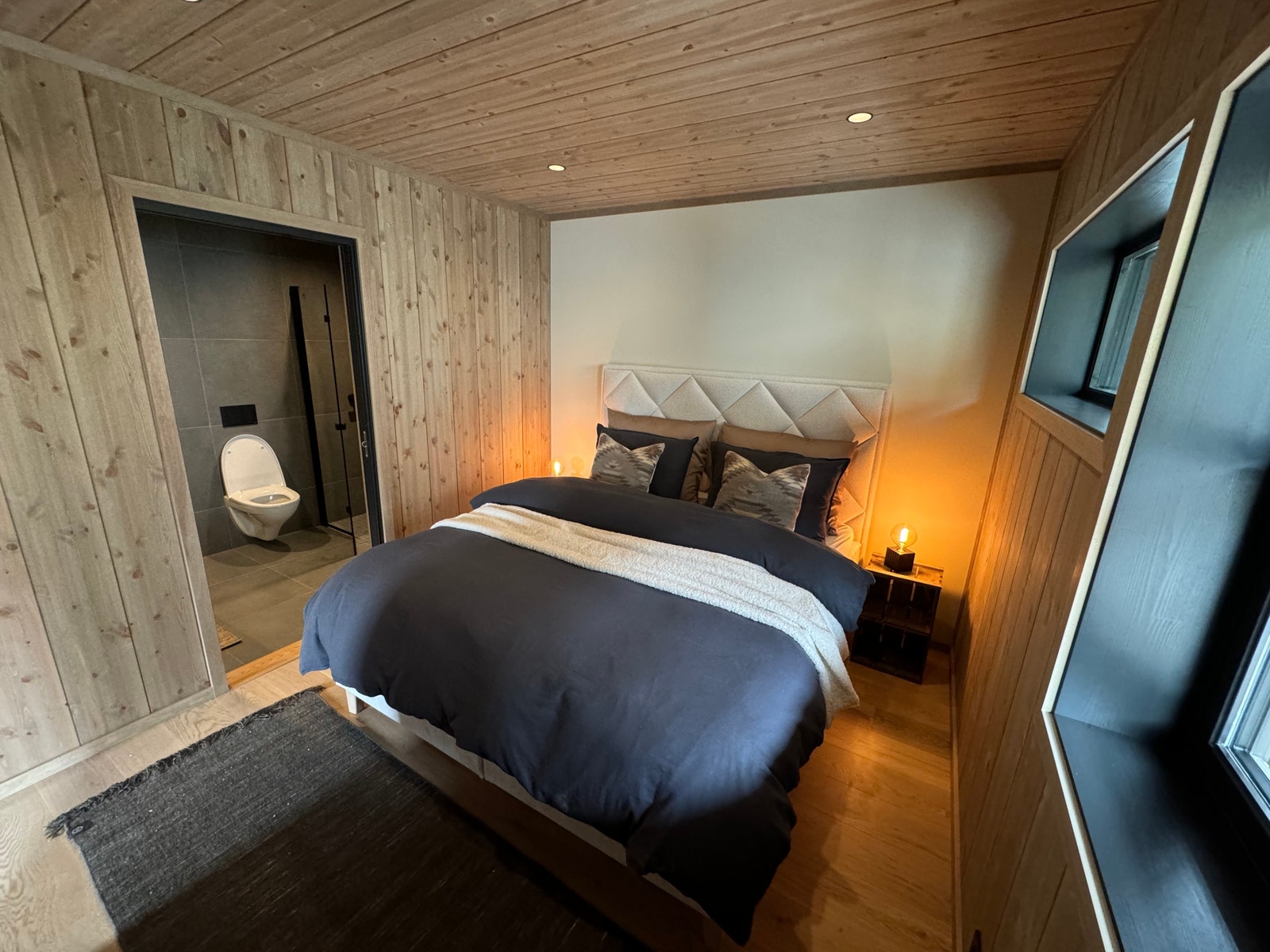 Master bedroom har eget romslig bad Galleribilde