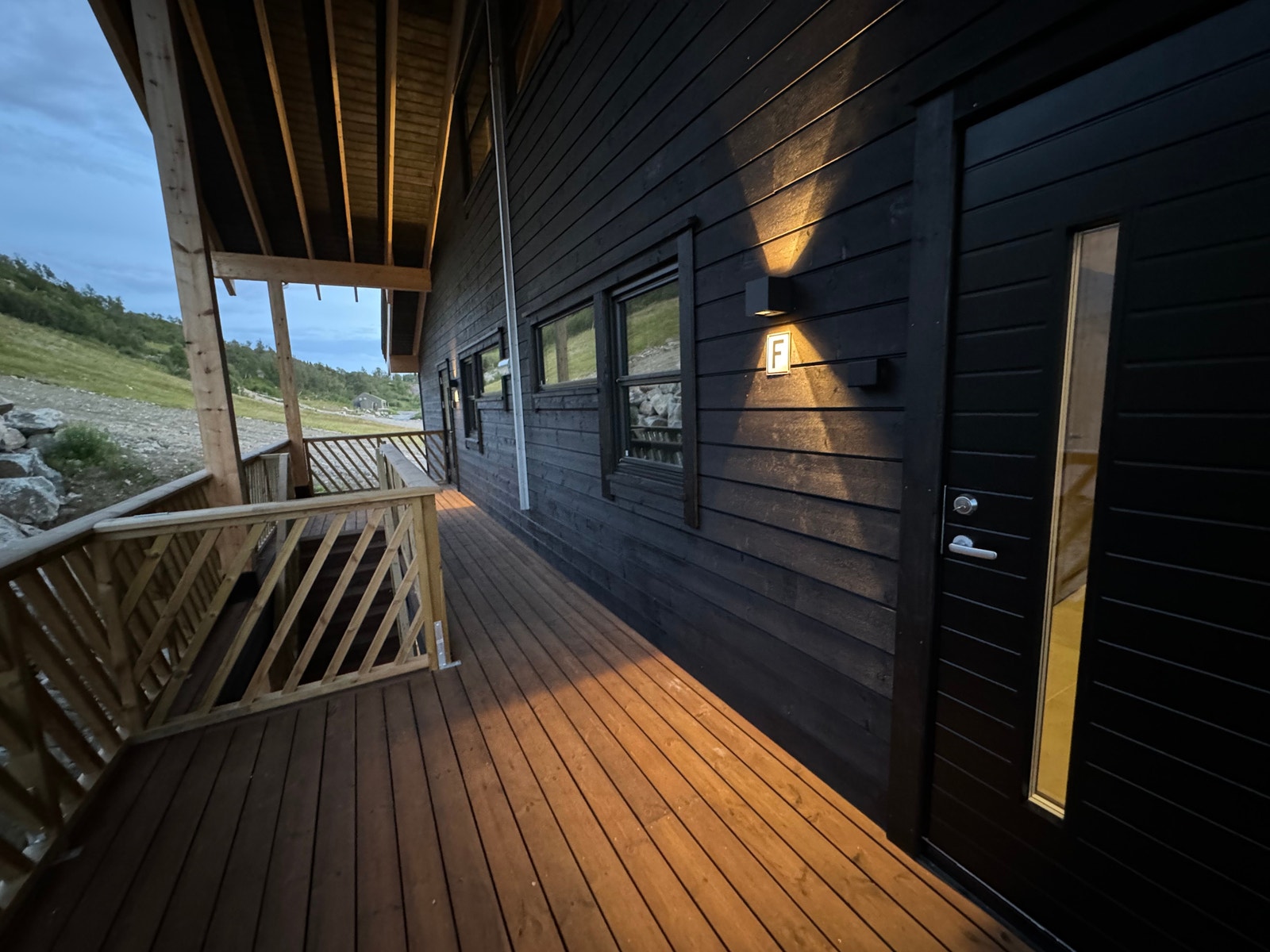 Fra det koselige inngangspartiet. Her er det også flotte solforhold på formiddagen Galleribilde