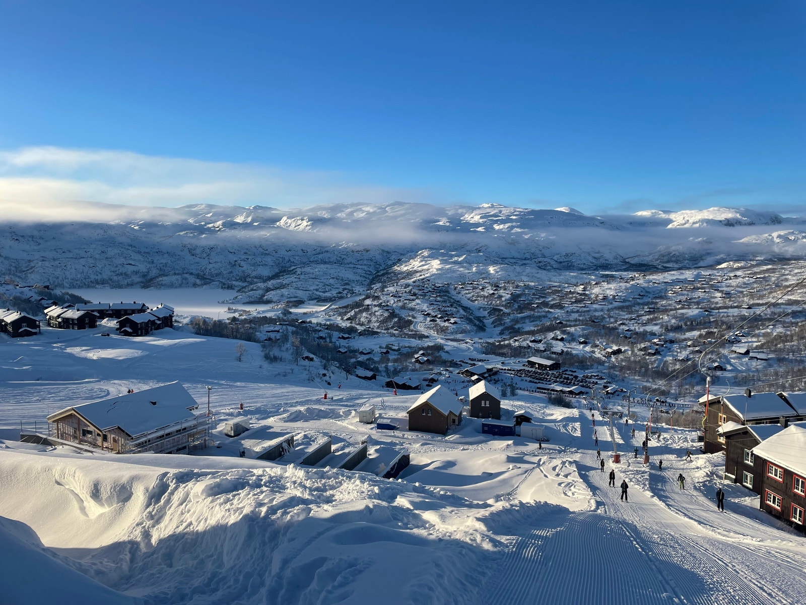 Fra byggeperioden vinter 24, hvor en bl.a. har alpinsenterets bunnstasjon lengst ned i bildet Galleribilde