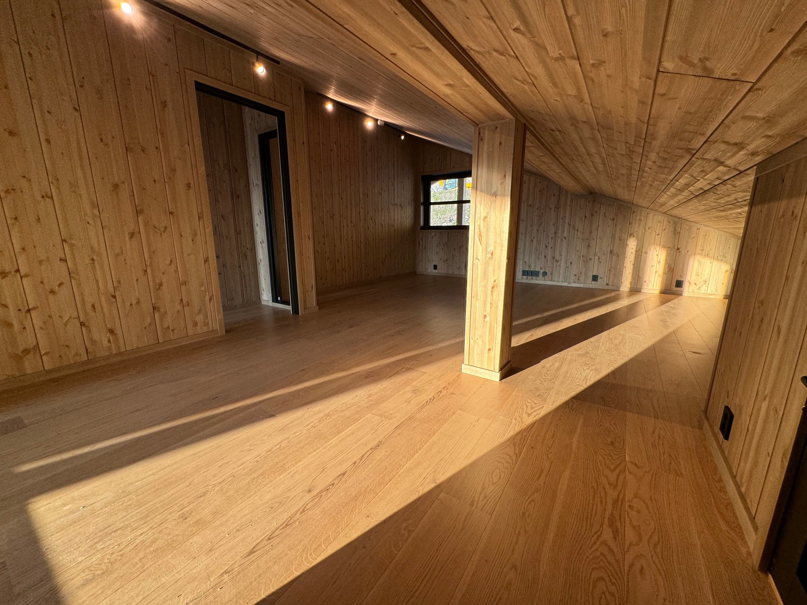 Fra den romslige loftstua, barnas fristed ? Galleribilde