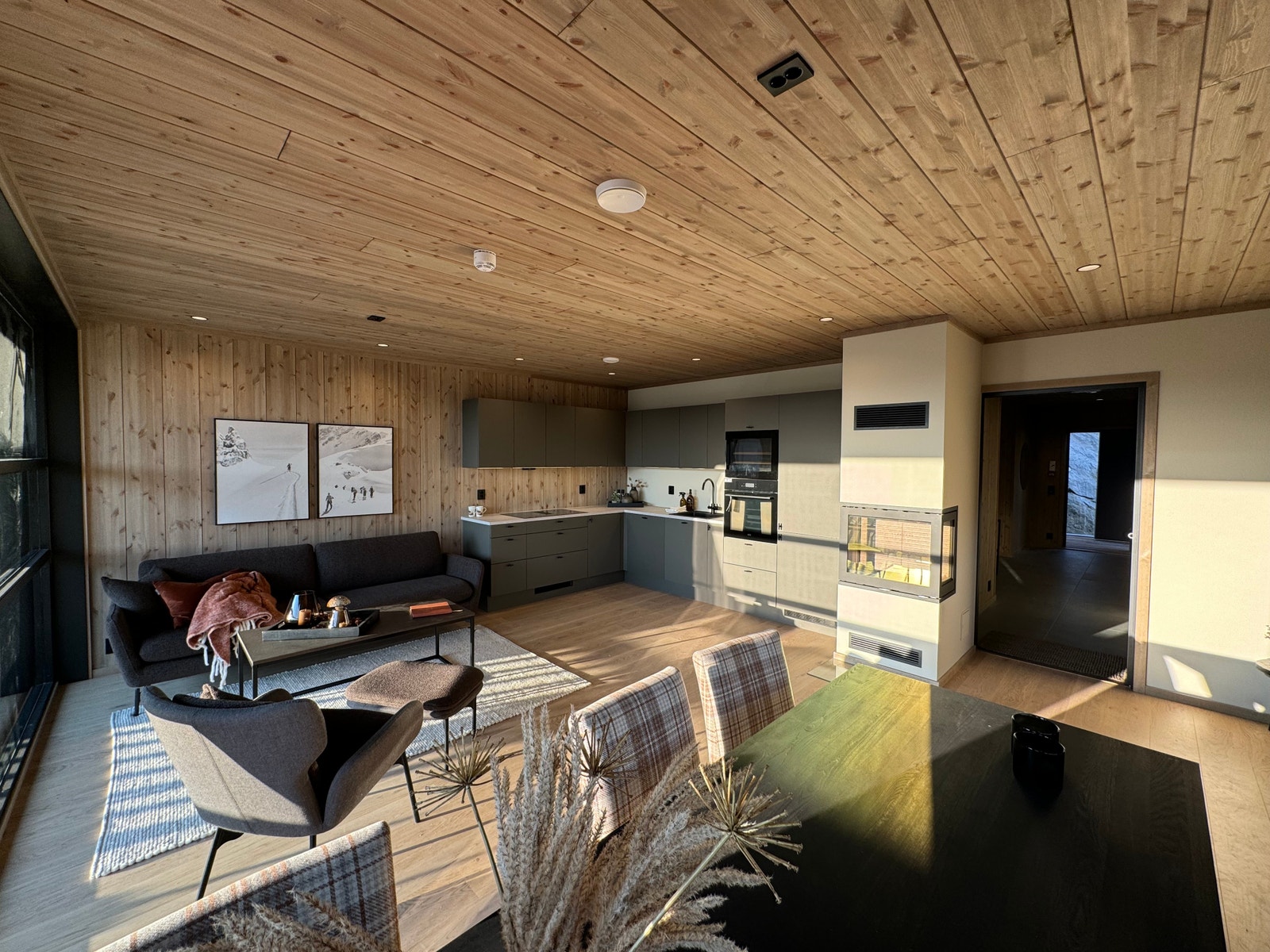 Innholdsrik stue, vegger og tak med beiset limtrepanel Galleribilde