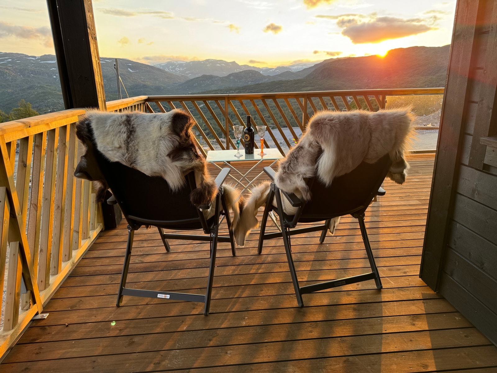 Kveldskos med frisk fjelluft, på den romslige terrassen. Mye av terrassen er under tak og godt skjermet for snøansamling Galleribilde