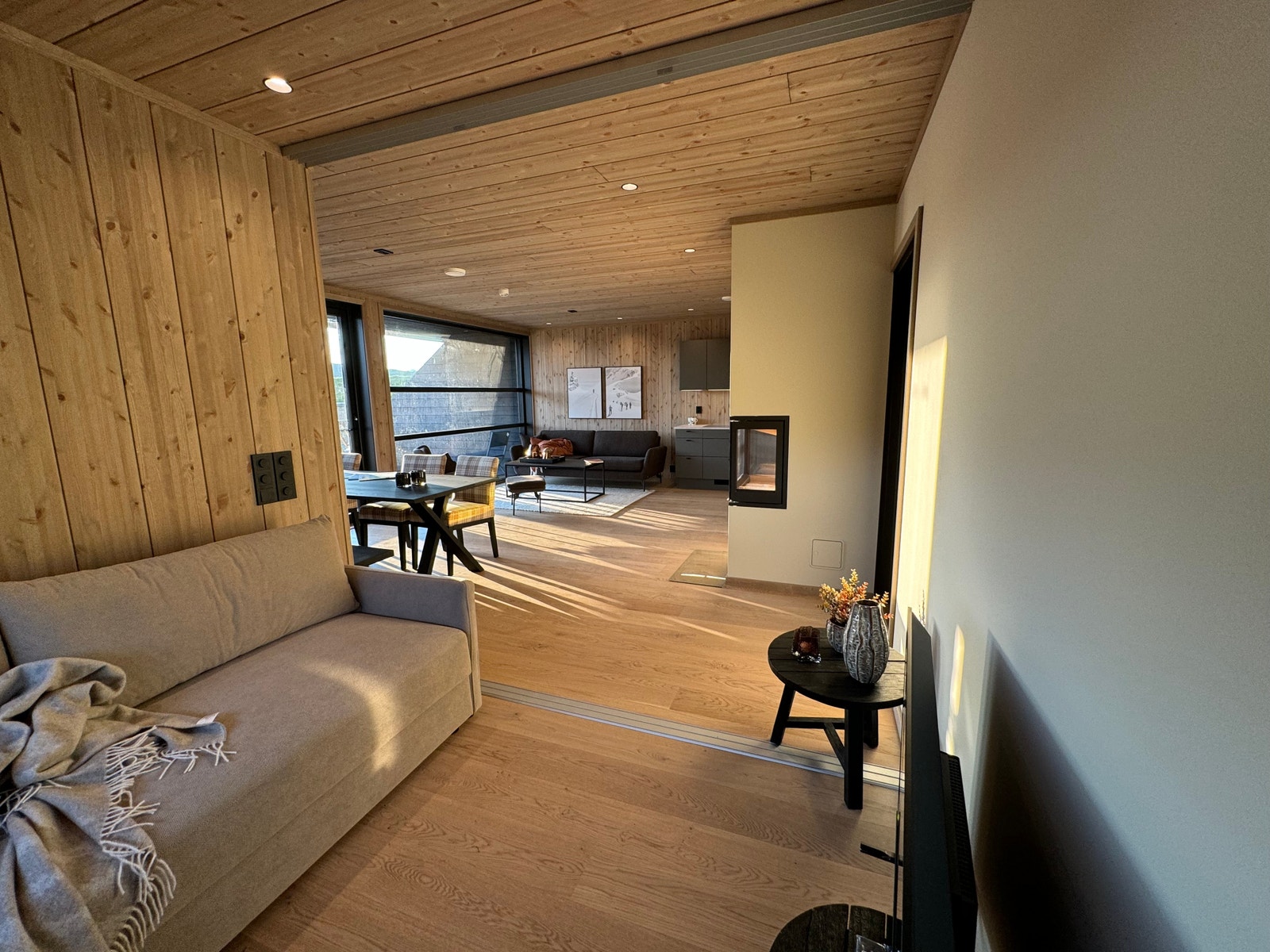 Stue sett fra TV-kroken , eikeparkett på alle gulv. Noen kontrastvegger er lysmalte Galleribilde