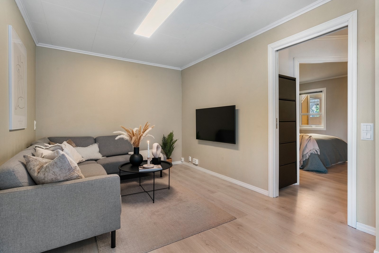 - Stuen er malt i en lun og moderne farge - Galleribilde