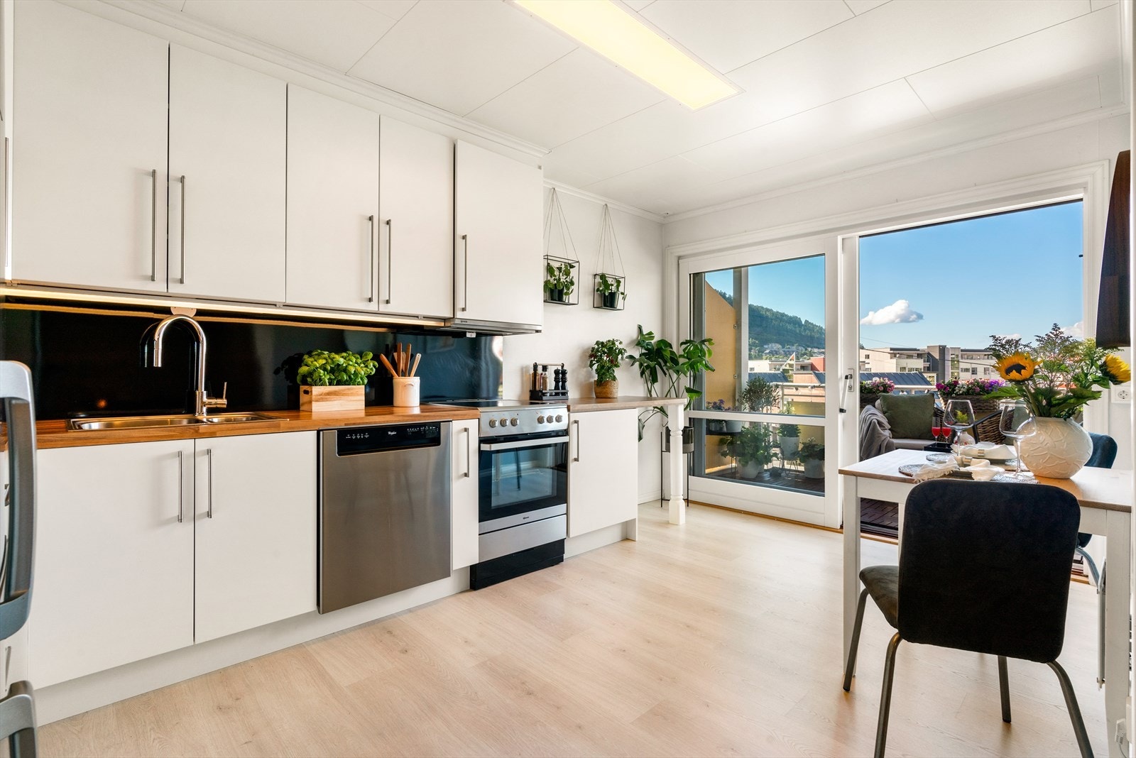 - Tidløst kjøkken med slette fronter og benkeplate av laminat - Galleribilde