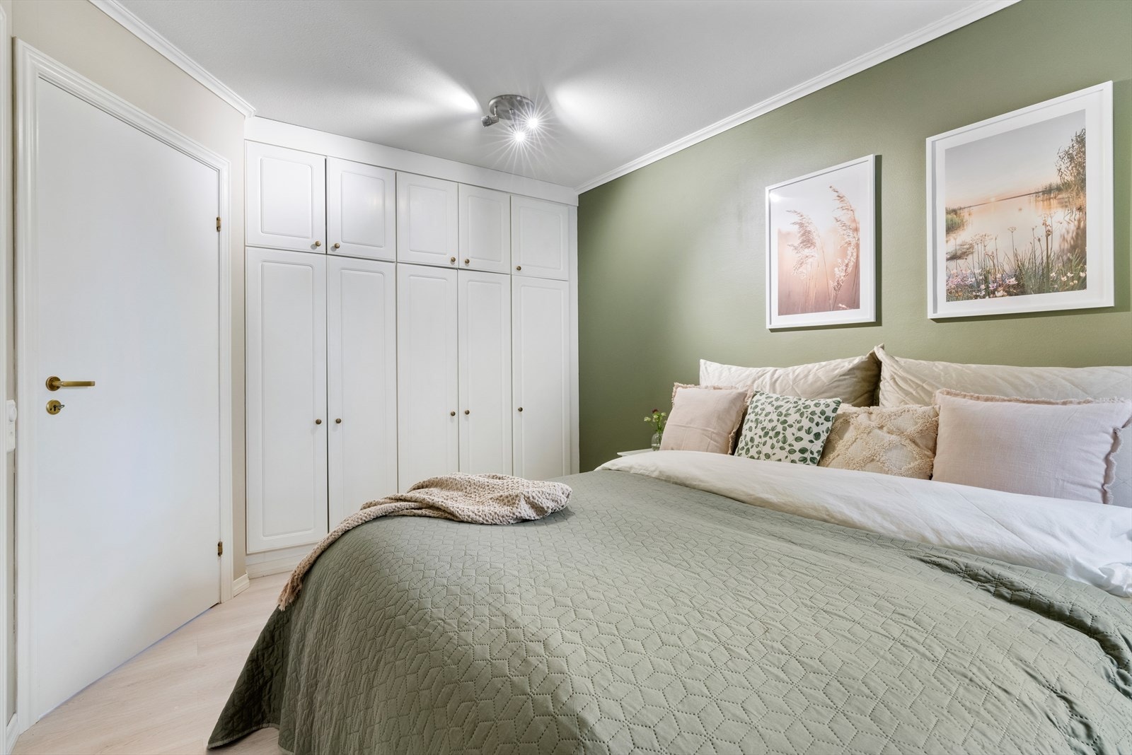 - Det er integrert garderobeskap med god plass til klær og tilbehør - Galleribilde