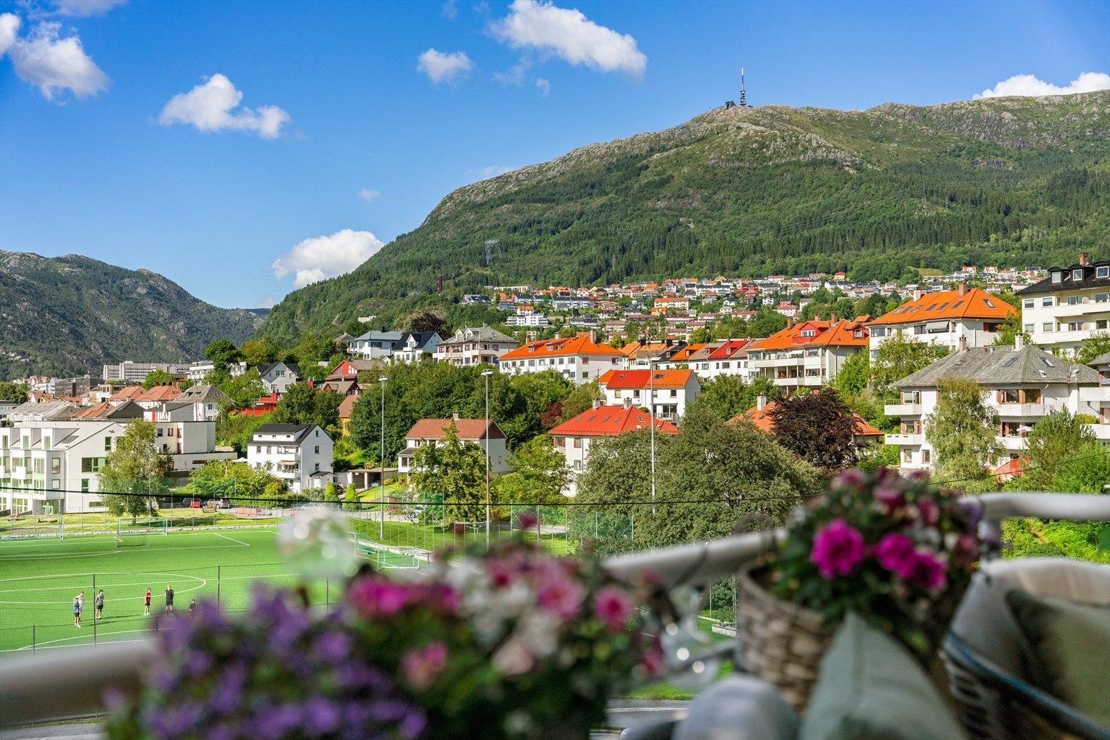 - Fra balkongen er det nydelig utsikt mot Ulriken - Galleribilde