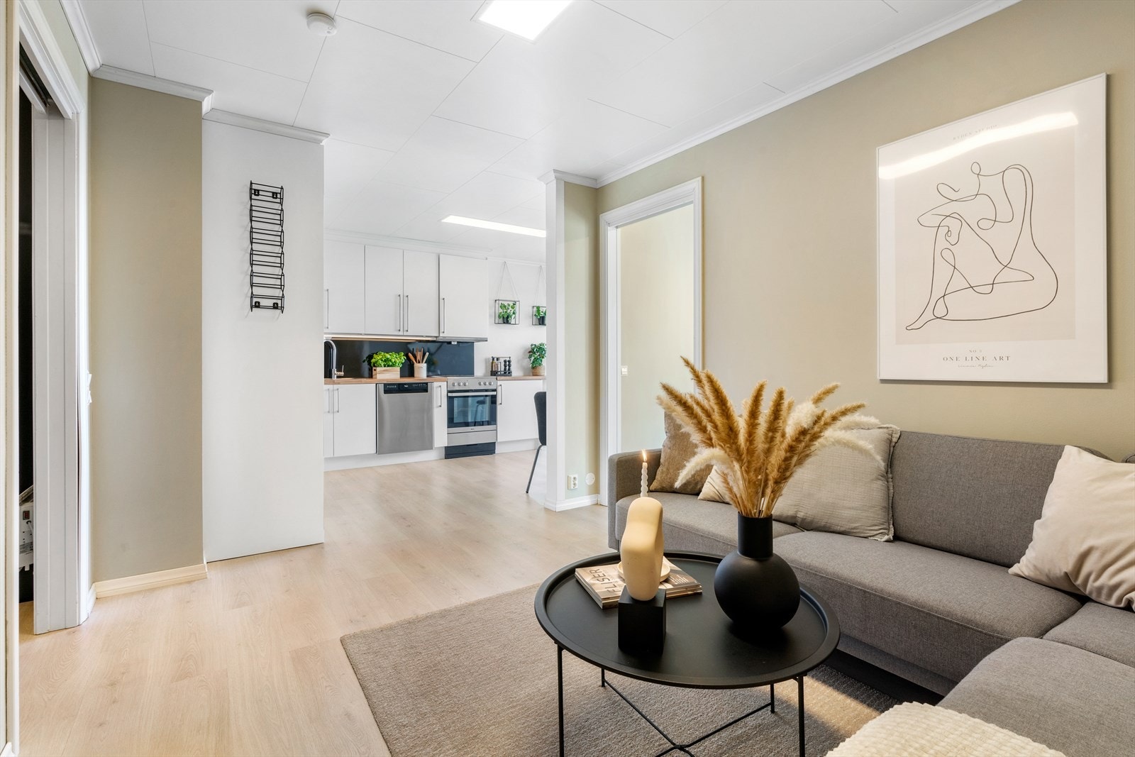 - Leiligheten har en åpen løsning mellom stue og kjøkken, samtidig som den tilbyr litt skille, en perfekt kombinasjon! - Galleribilde