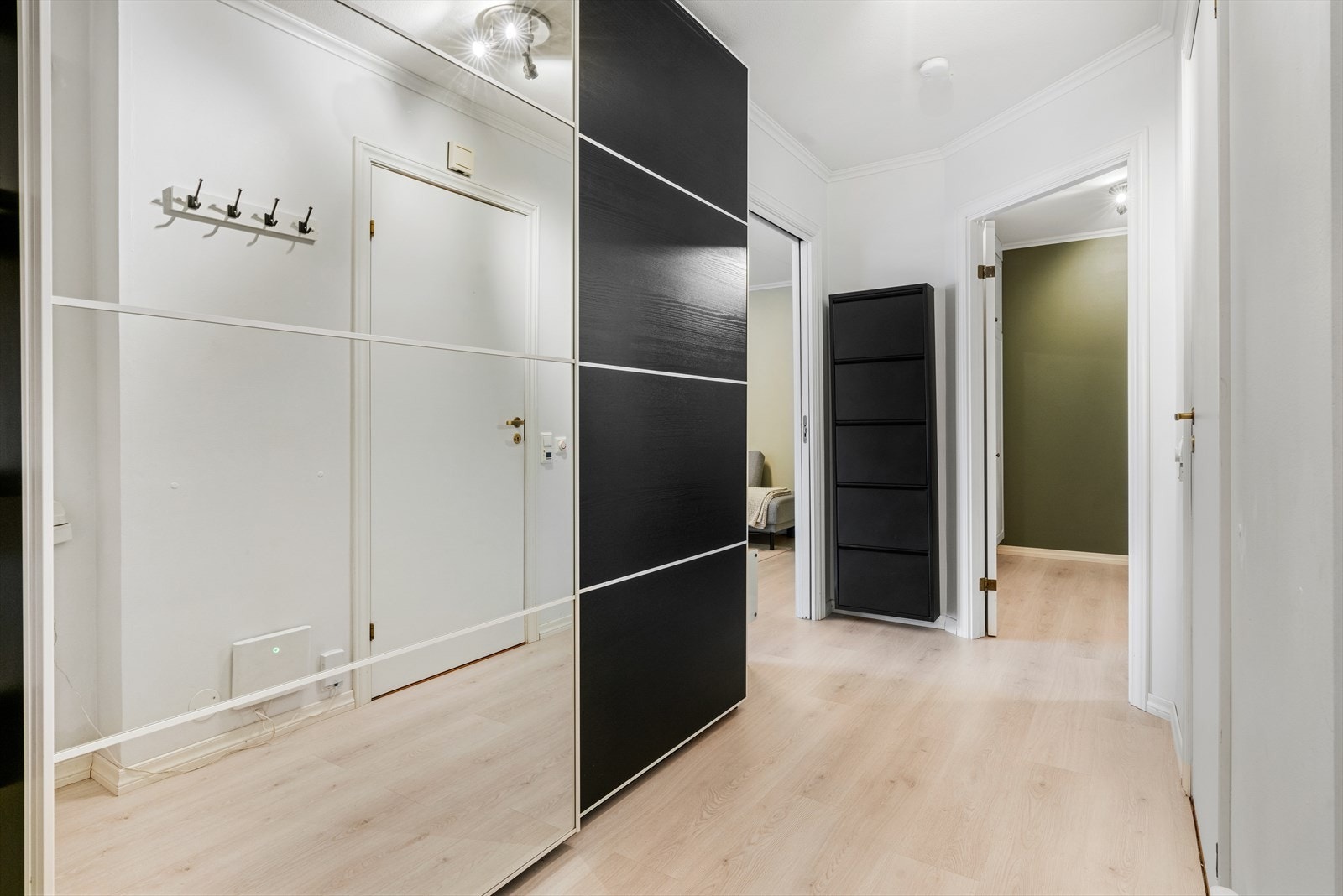 - Entré/gang er på 7,6 m² og byr på et generøst garderobeskap - Galleribilde