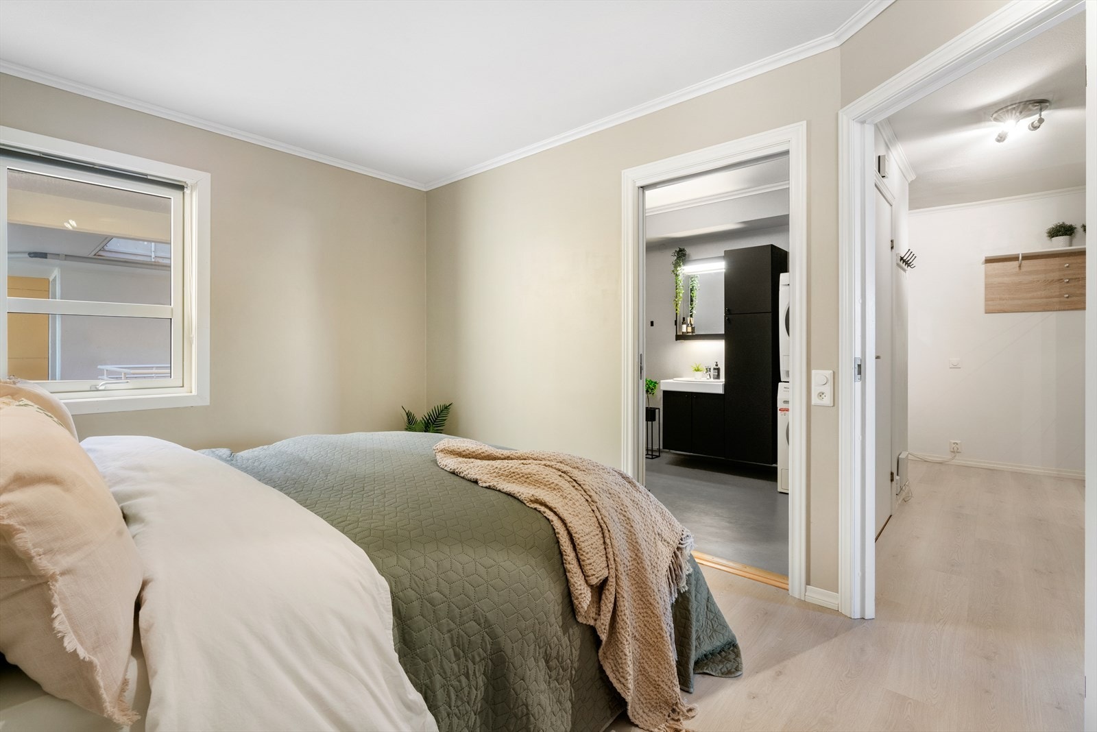 - Rommet er malt i behagelige farger og har egen inngang til badet - Galleribilde