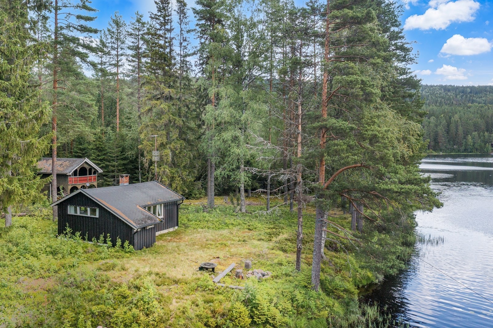 Hytta har en usjenert og naturmajestetisk beliggenhet. Galleribilde