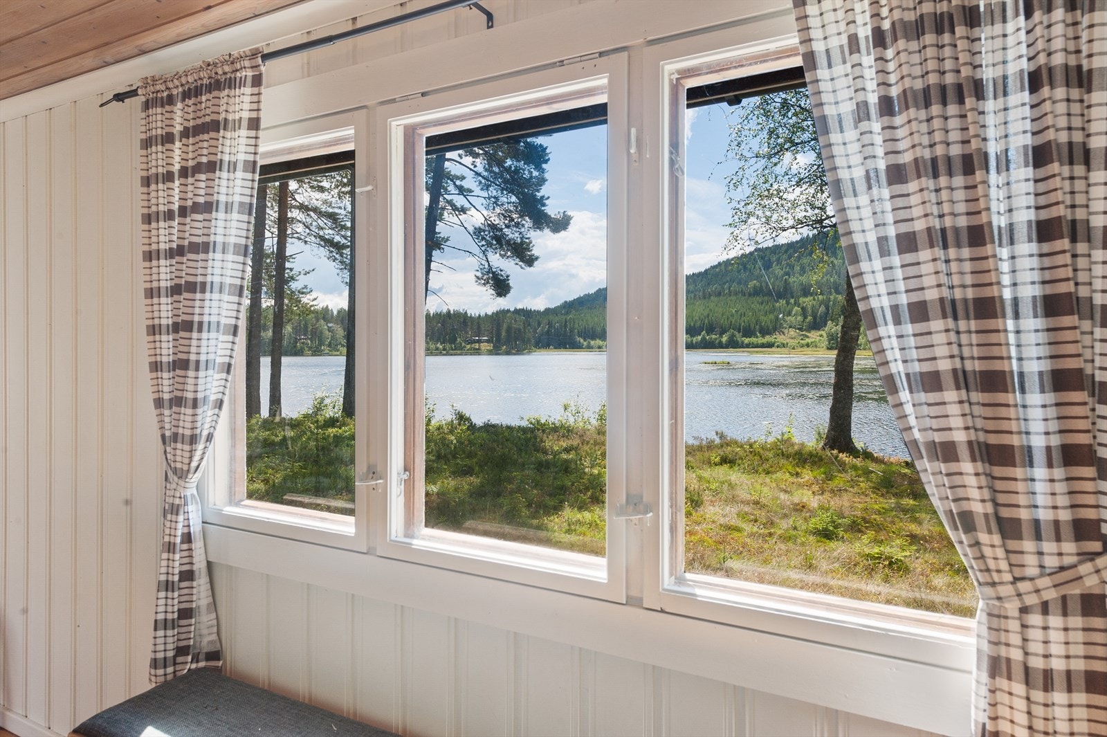 Fra kjøkkenbordet er det fantastisk utsikt utover vannet Galleribilde