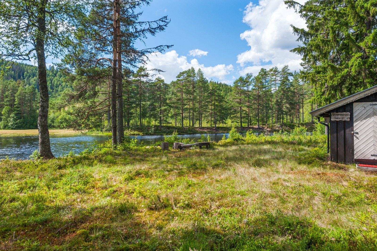 Fra hytta er det fin utsikt over landskapet. Galleribilde