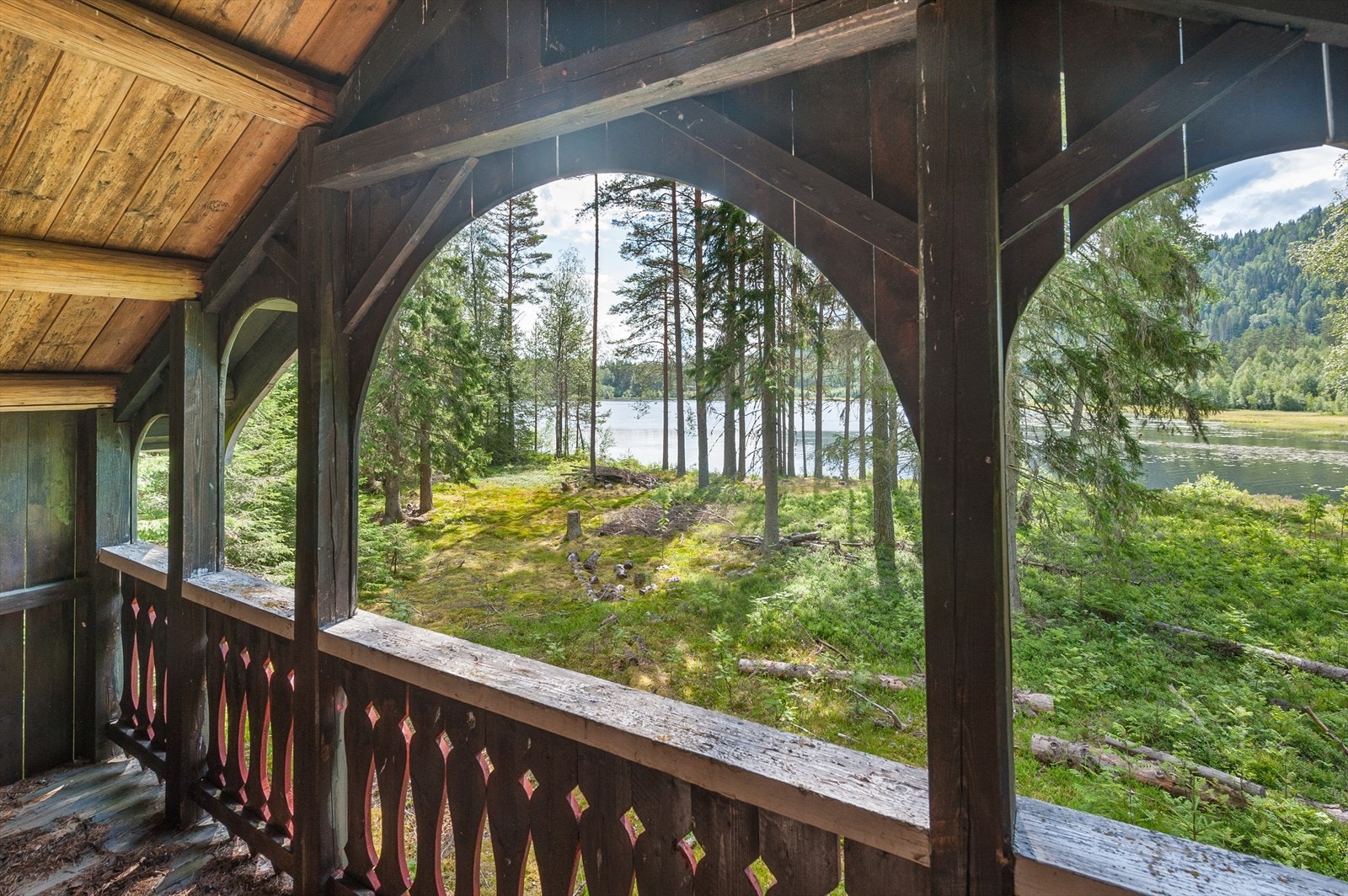 Fantastisk utsikt mot Sætersjøen, fra svalgangen på Stabburet. Galleribilde