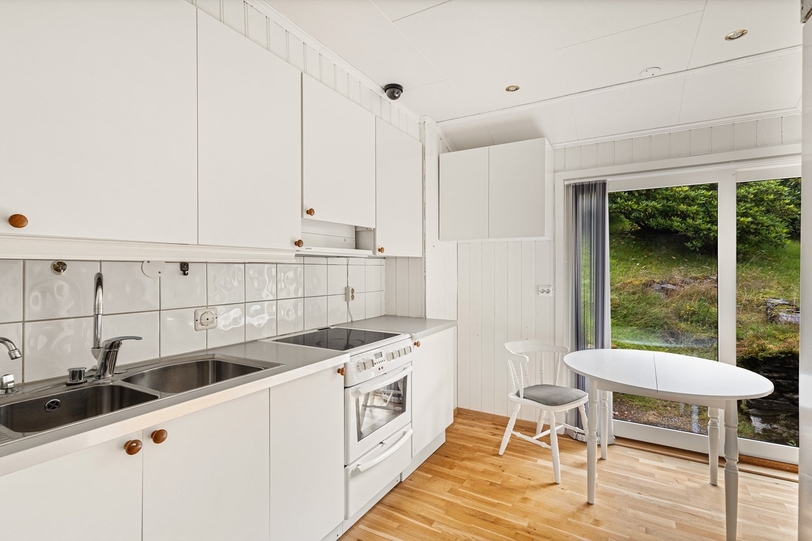 Kjøkkeninnredningen ble montert i begynnelsen av 2000-tallet Galleribilde