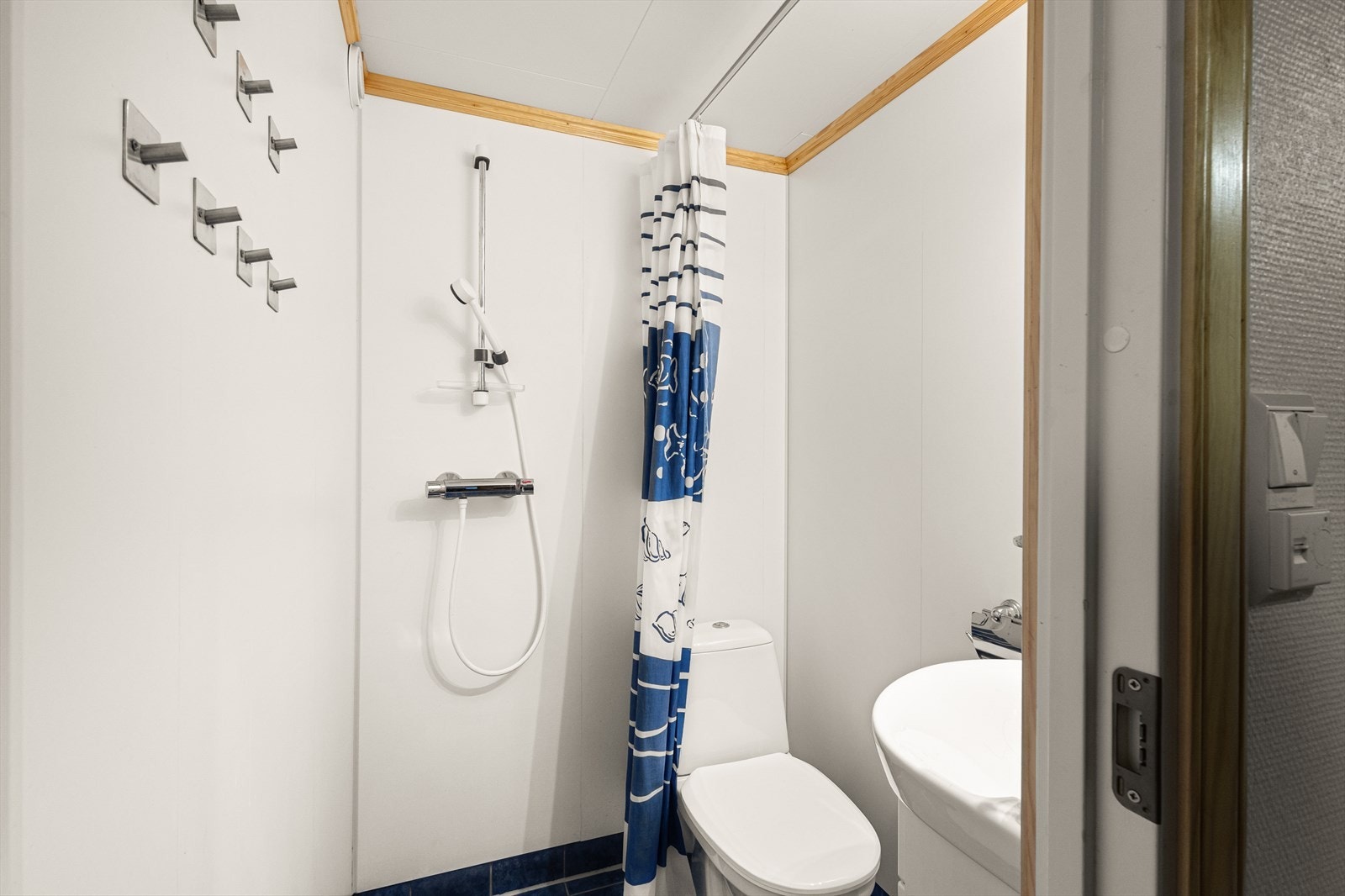 Badet i underetasjen inneholder servant, toalett og dusjgarnityr Galleribilde