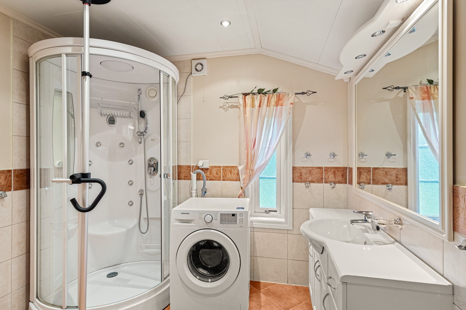 Helfliset bad innredet med servant, vegghengt toalett og dusjkabinett Galleribilde