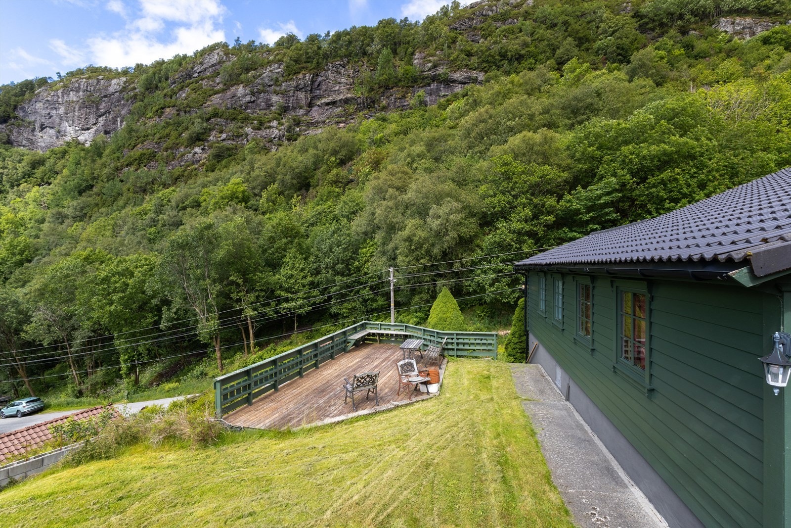 Tomten er opparbeidet med plen, terrassedekke, murer/bed og div prydbusker/beplantning Galleribilde