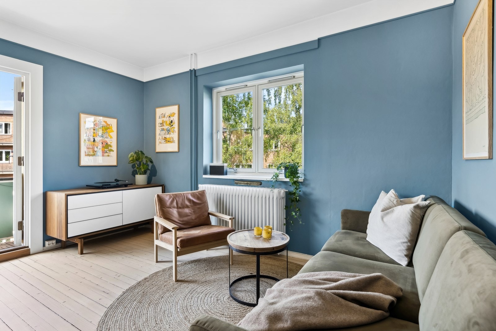 Leiligheten har en romslig stue med god plass til sofagruppe, tilhørende møblement og spisebordsløsning. Galleribilde