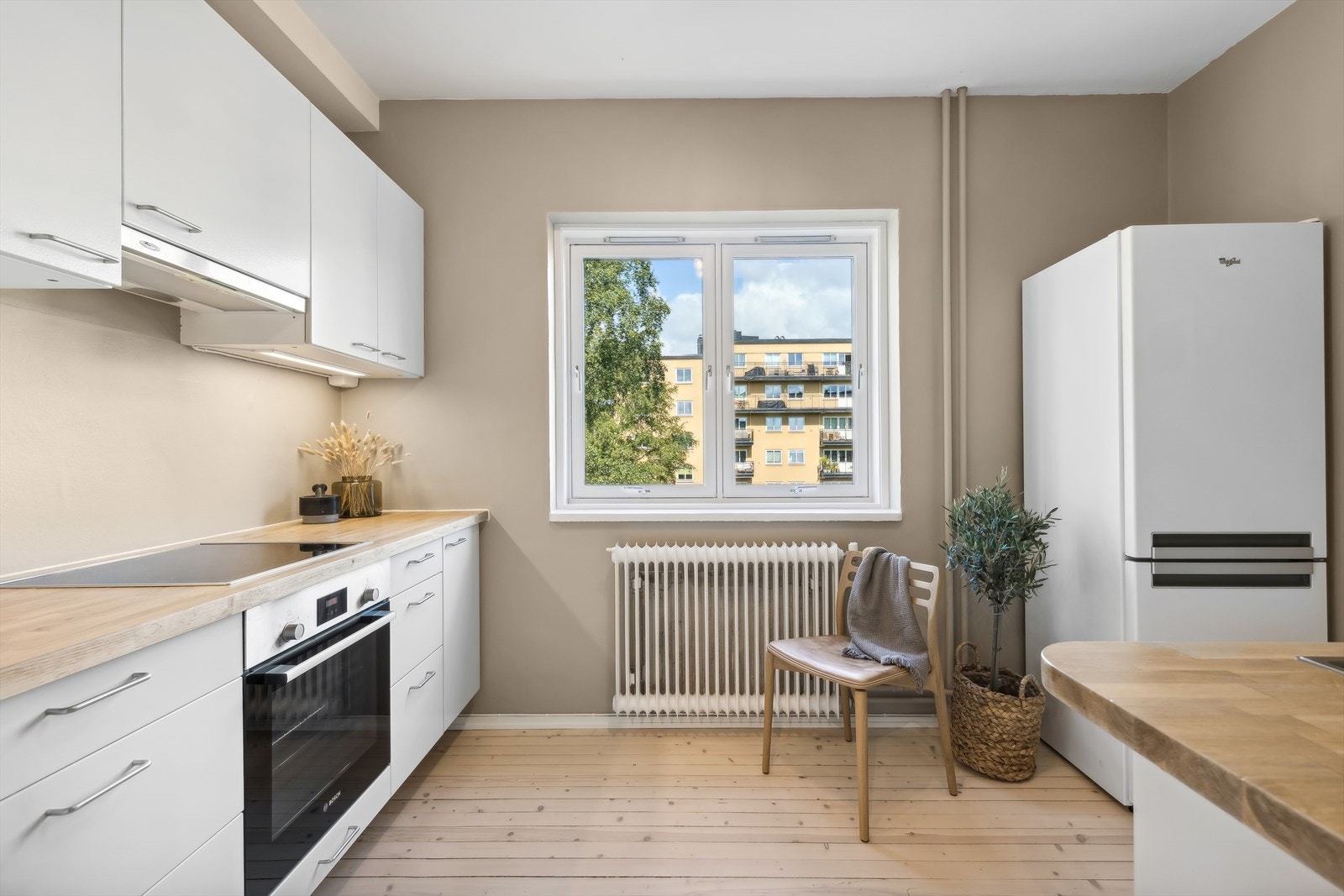 Leiligheten har kjøkkeninnredning fra IKEA. Kjøkkeninnredningen består av glatte malte fronter og heltre benkeplate med nedfelt kum i rustfritt stål. Galleribilde