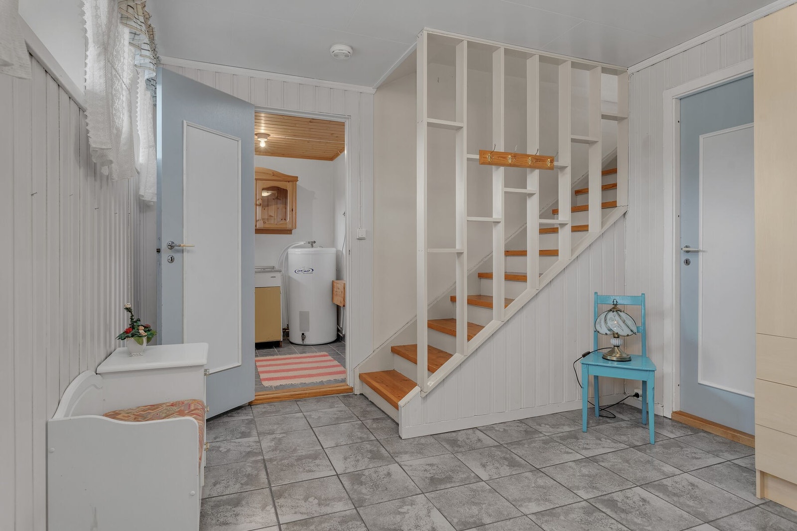 Entréen har adkomst til bad, vaskerom, bod og disponibelt Galleribilde