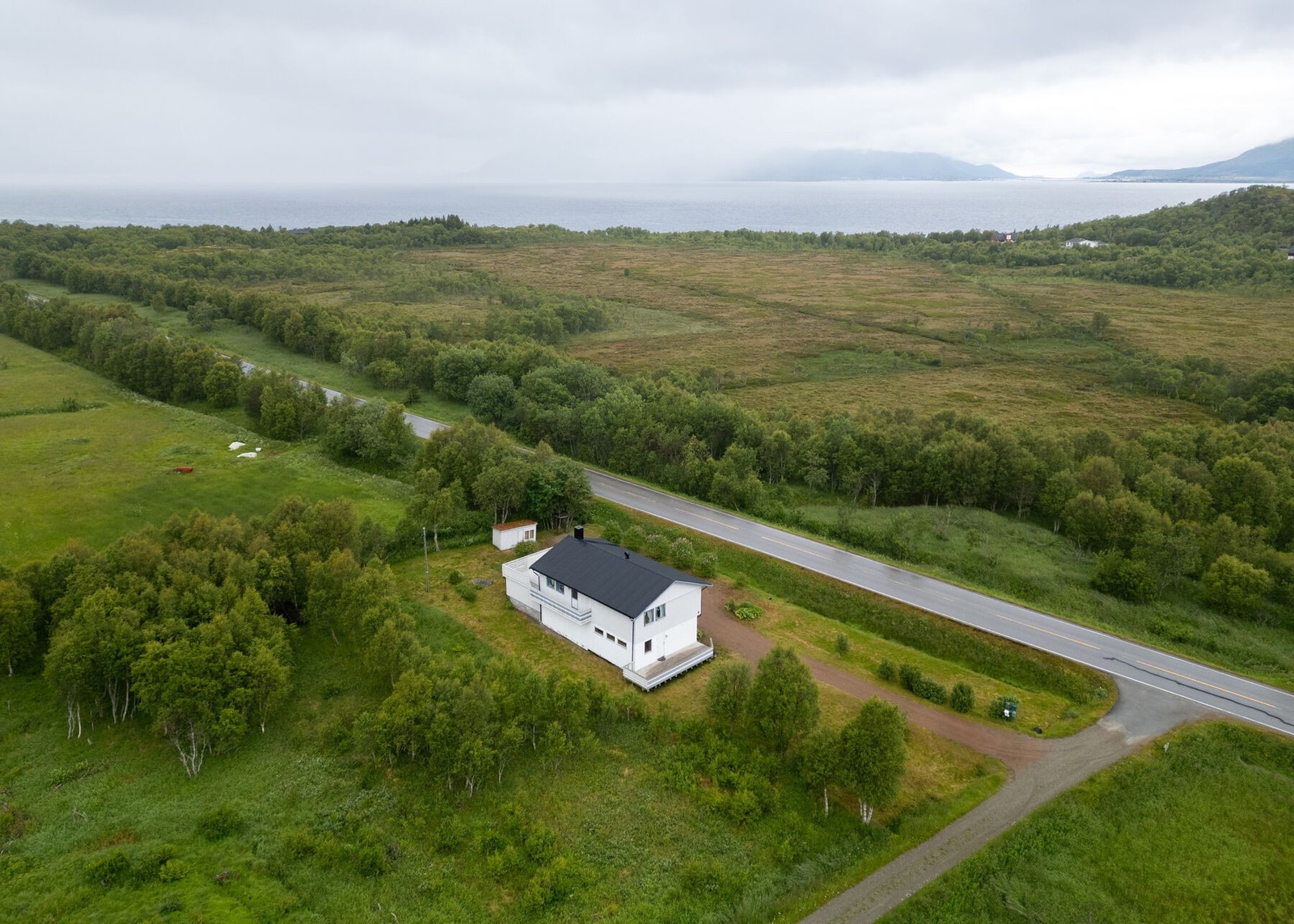 Landlige omgivelser med spredt bebyggelse på Kvitnes Galleribilde