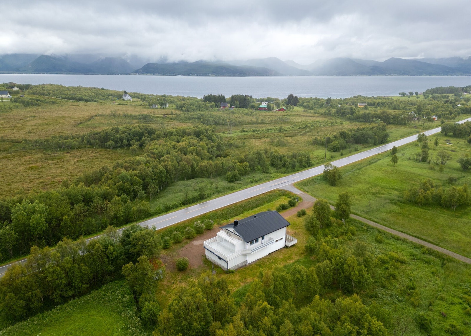 Det er gangavstand til Innlandet barneskole og barnehage, og ca. 7 minutters kjøring til nærmeste dagligvarebutikk Galleribilde