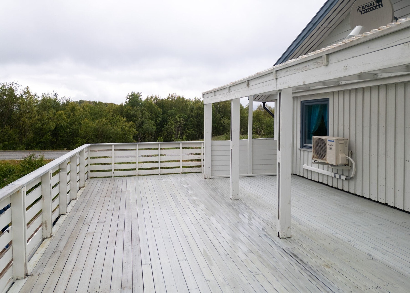 Romslig sydvendt veranda med utgang fra stuen Galleribilde