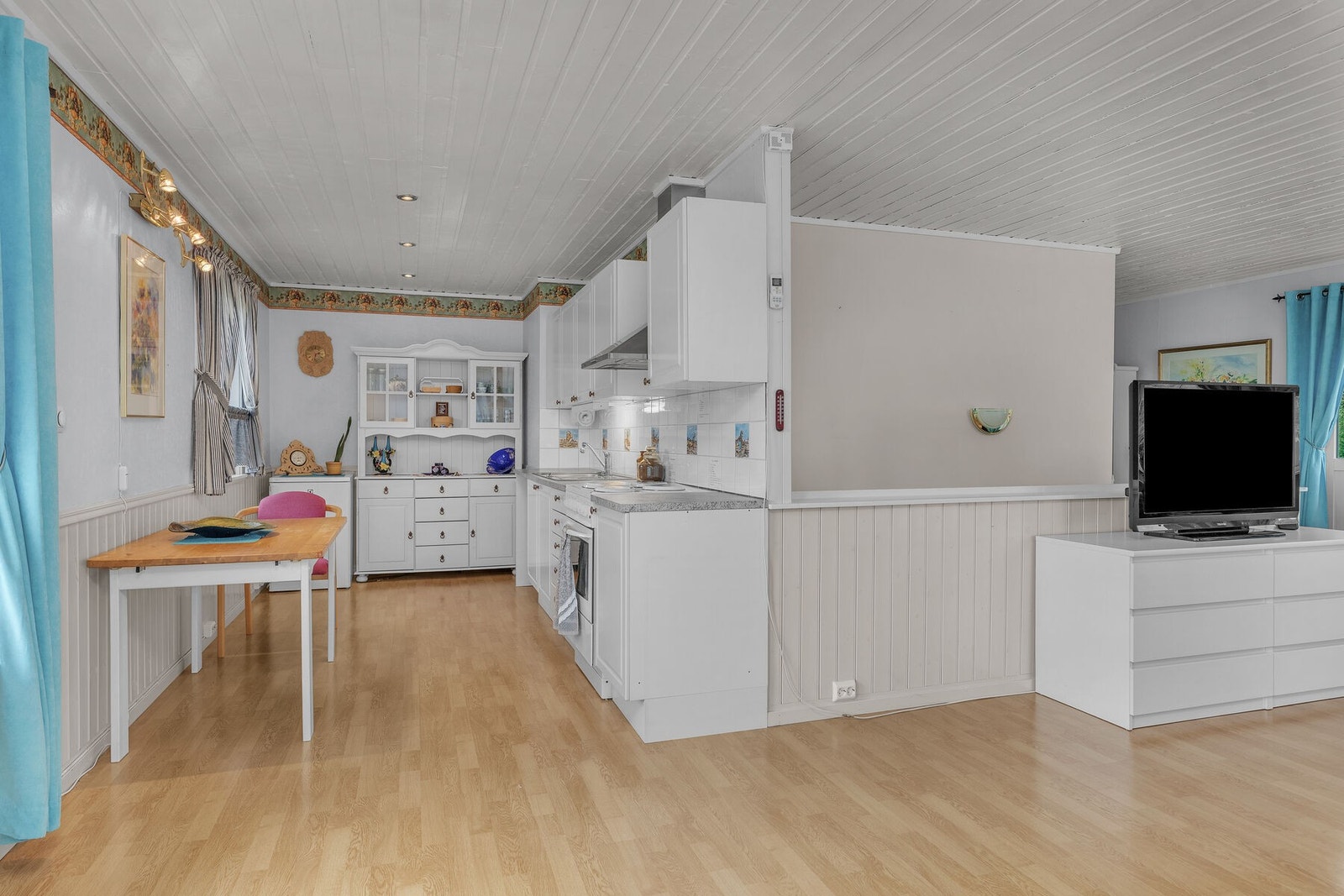 Kjøkken og stue i en praktisk åpen løsning Galleribilde