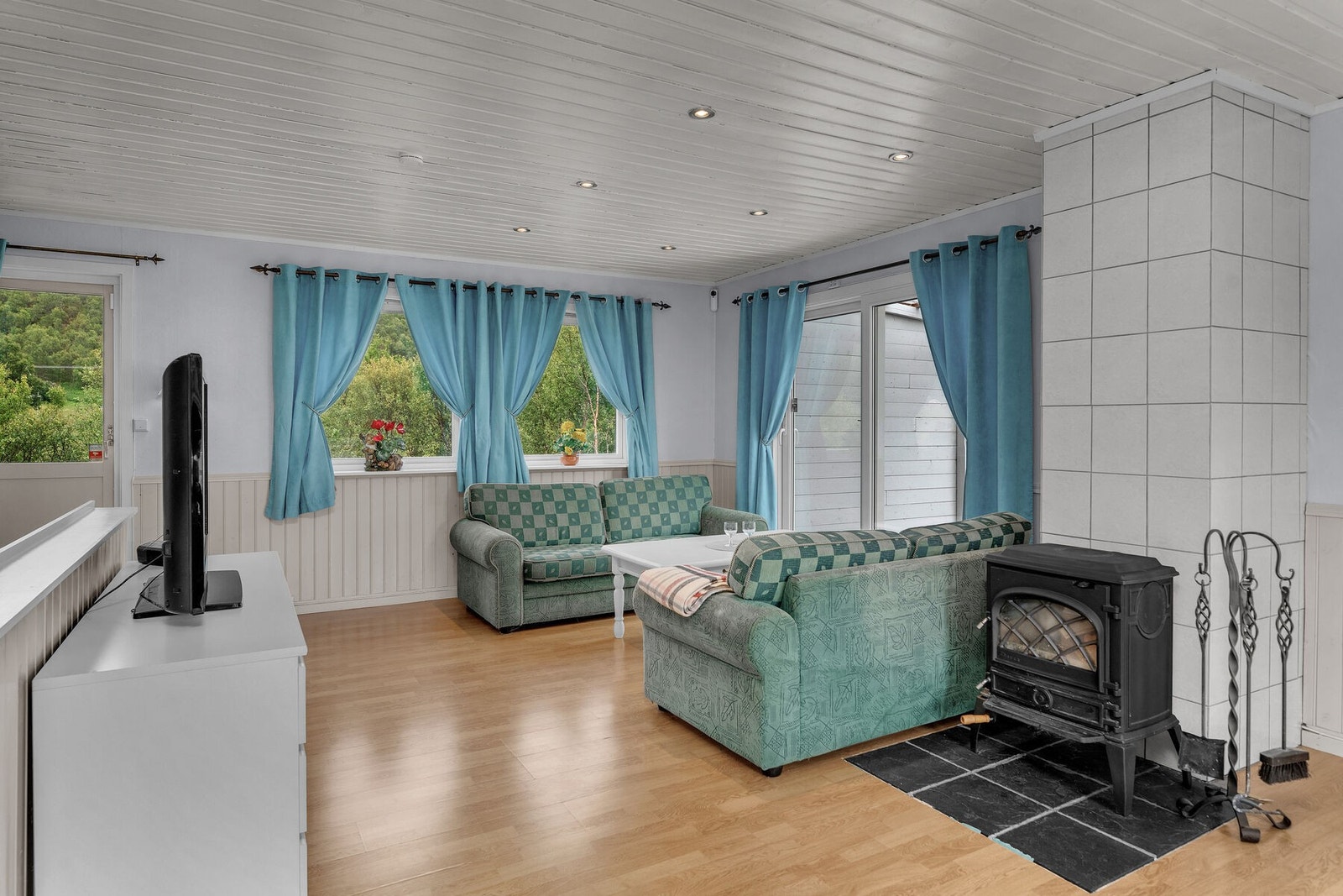 Opp trappen er en lys og romslig stue med plass til flere møbleringssoner Galleribilde