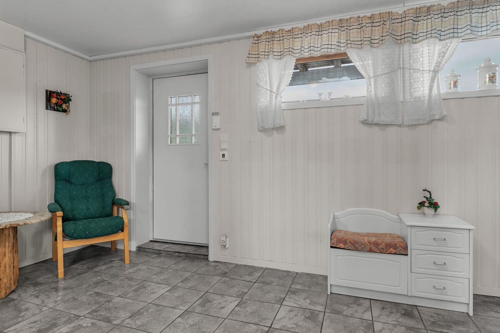 Romslig entré med flislagt gulv Galleribilde