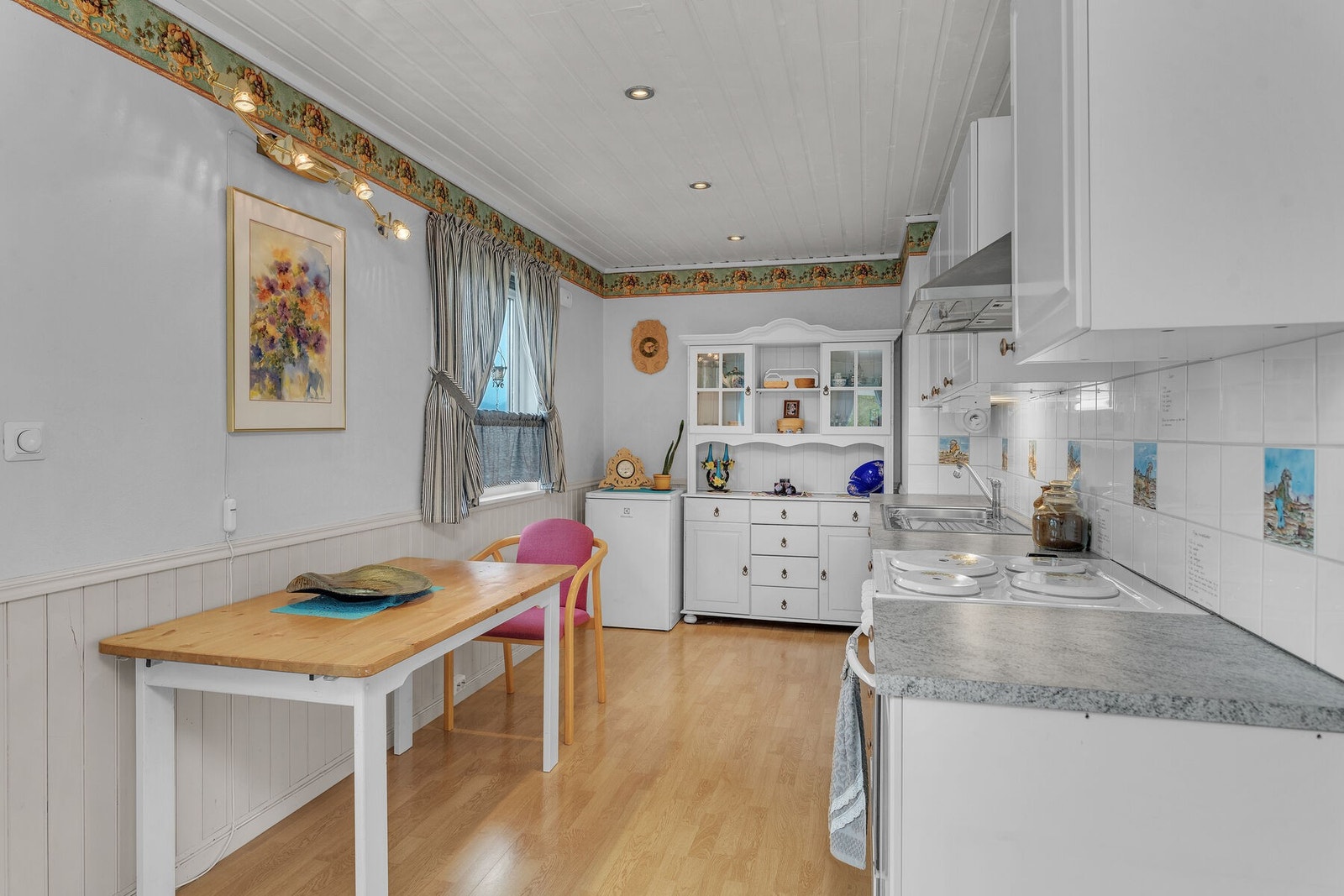 På kjøkkenet er det plass til en liten spisekrok Galleribilde